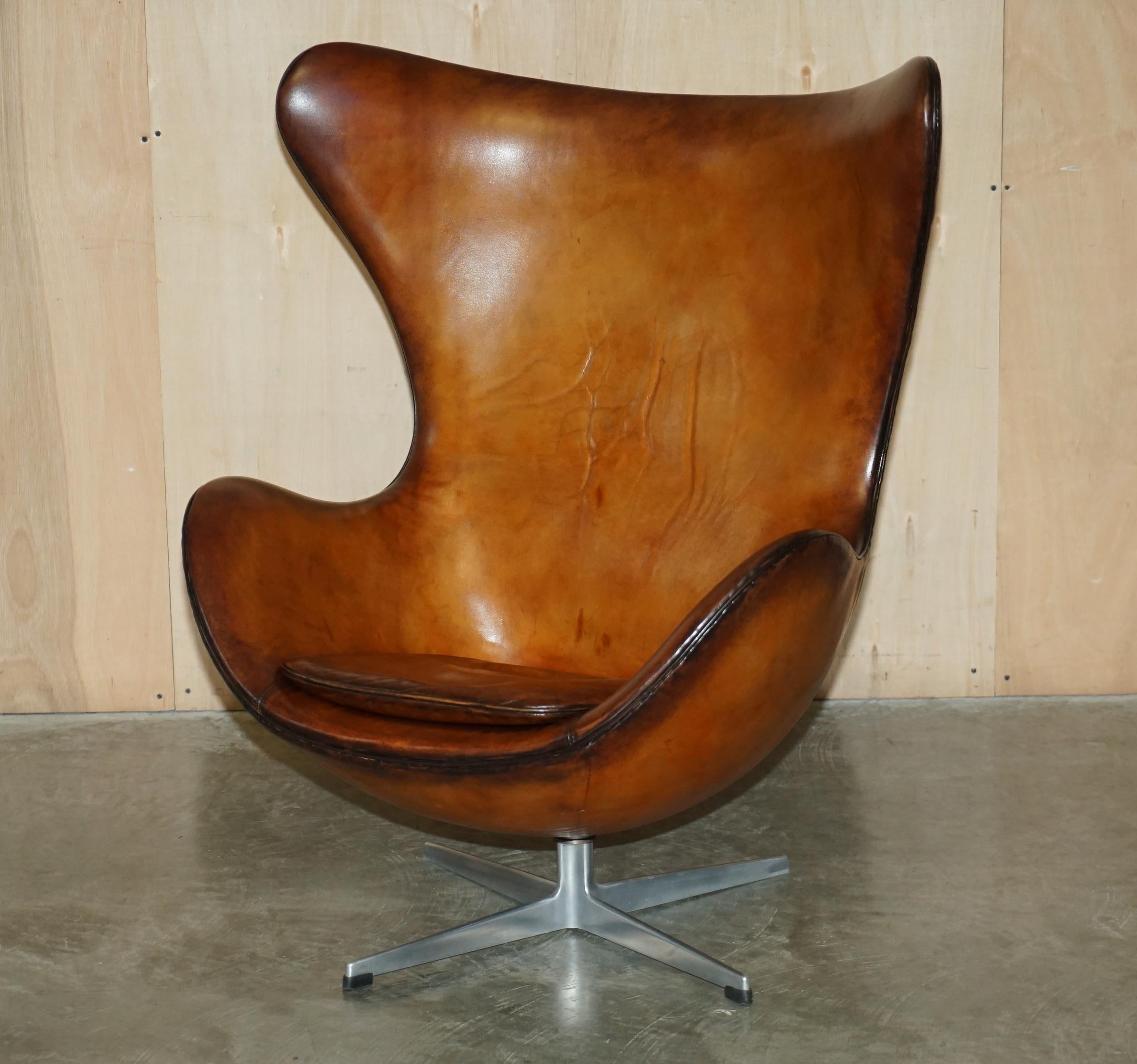 Royal House Antiques

Royal House Antiques a le plaisir d'offrir à la vente ce très significatif, original entièrement estampillé Fritz Hansen 1968, entièrement restauré chaises oeuf avec pouf assorti.

Veuillez noter que les frais de livraison