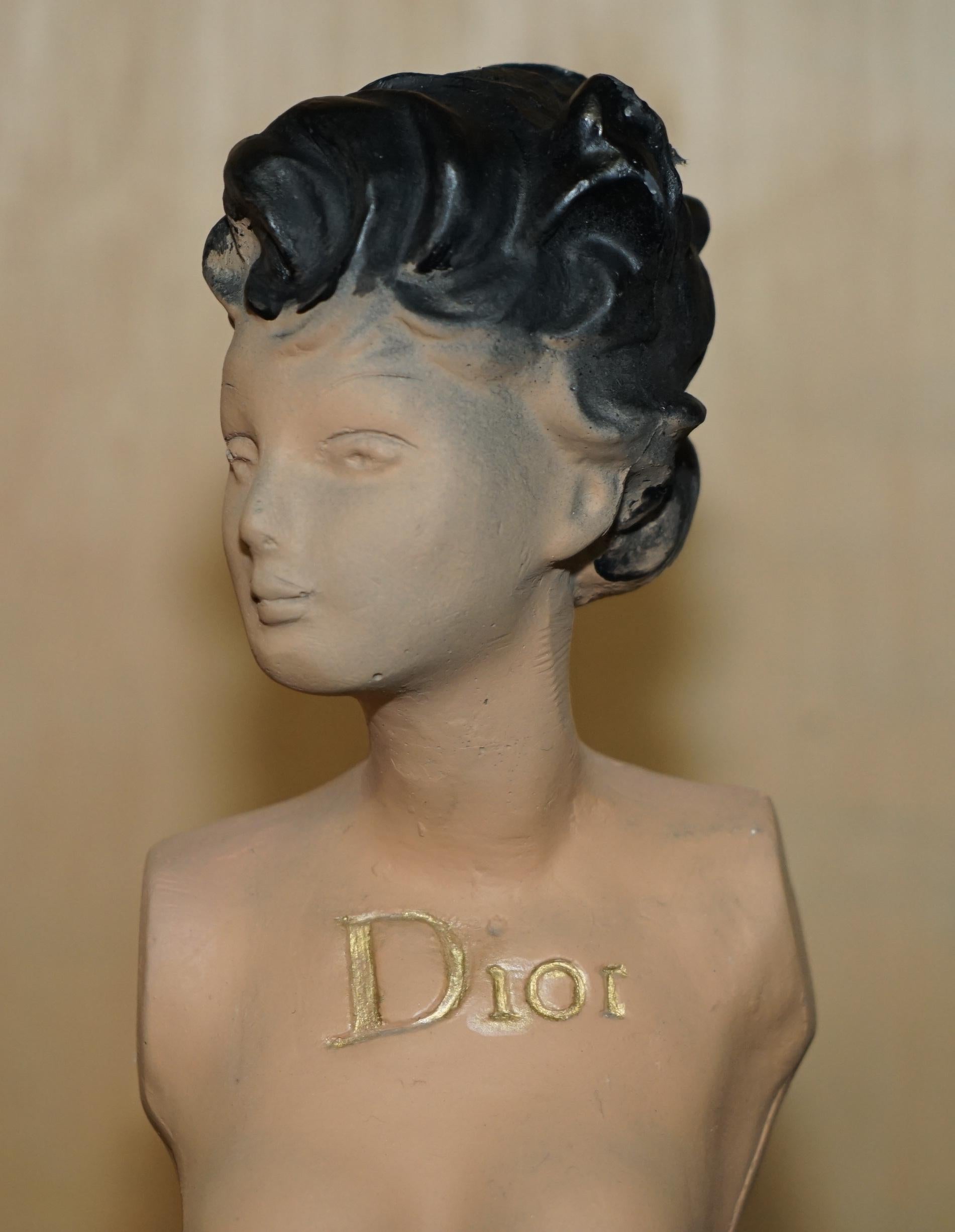 Francese STATUA PUBBLICITARIA DIOR ORIGINALE COMPLETAMENTE STAMPATA IN GESSO E PITTURA D'EPOCA in vendita