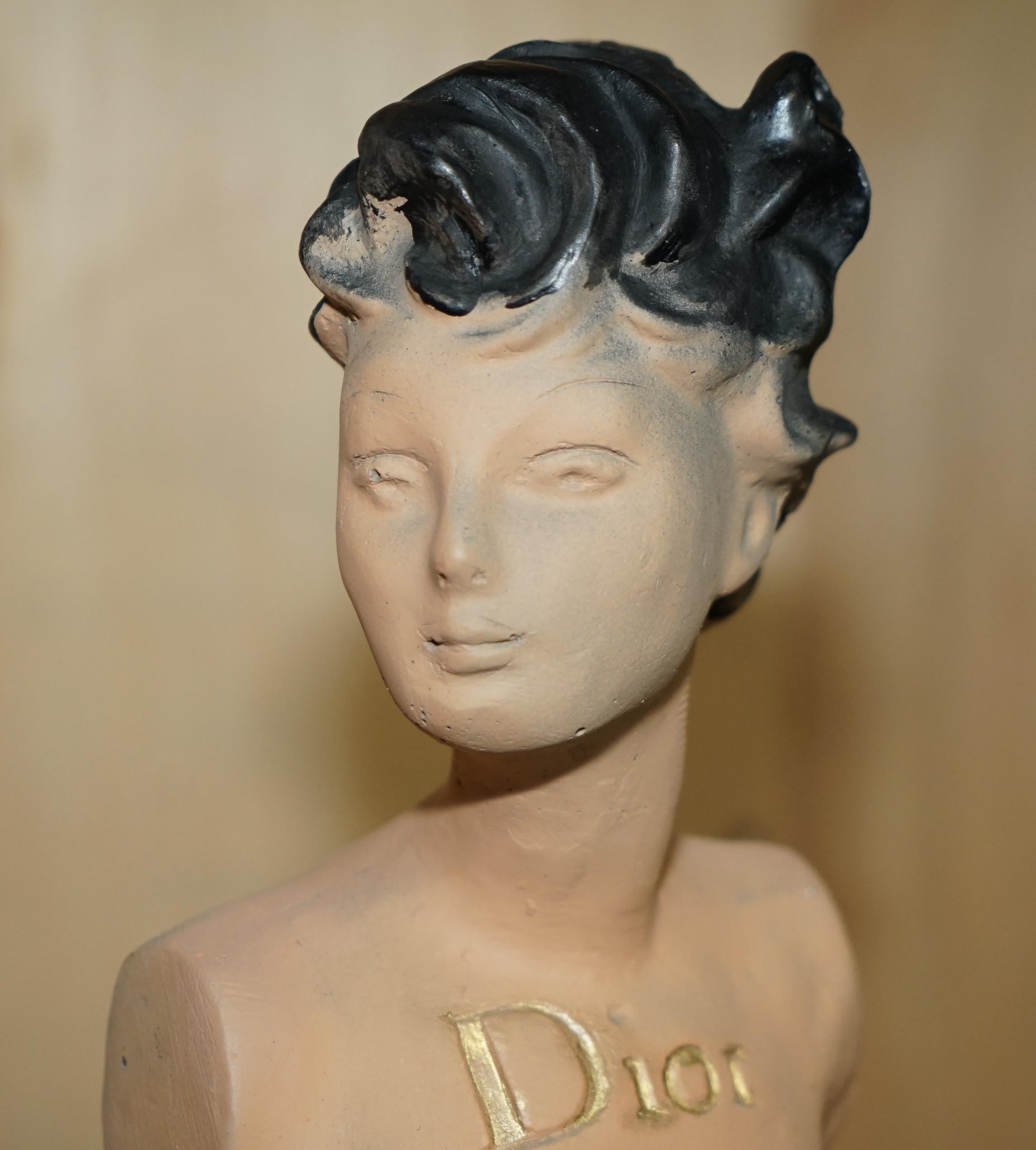 Fatto a mano STATUA PUBBLICITARIA DIOR ORIGINALE COMPLETAMENTE STAMPATA IN GESSO E PITTURA D'EPOCA in vendita