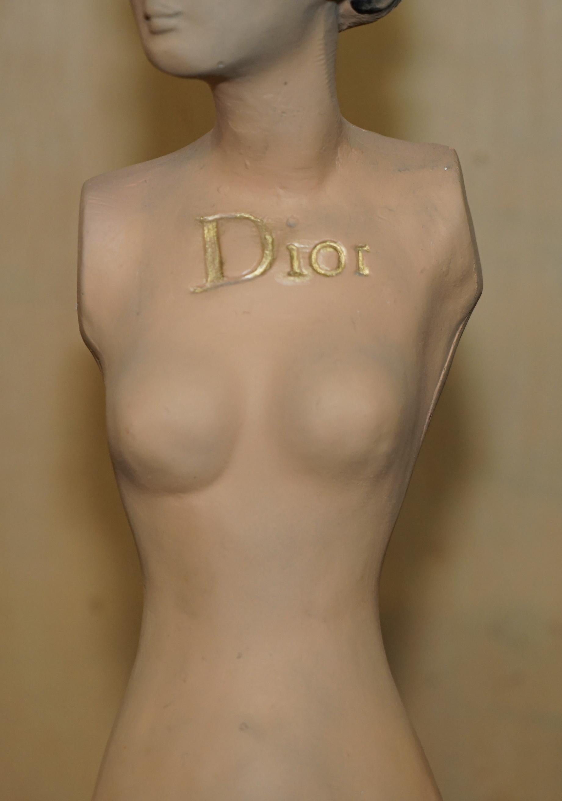 STATUA PUBBLICITARIA DIOR ORIGINALE COMPLETAMENTE STAMPATA IN GESSO E PITTURA D'EPOCA In condizioni buone in vendita a West Sussex, Pulborough