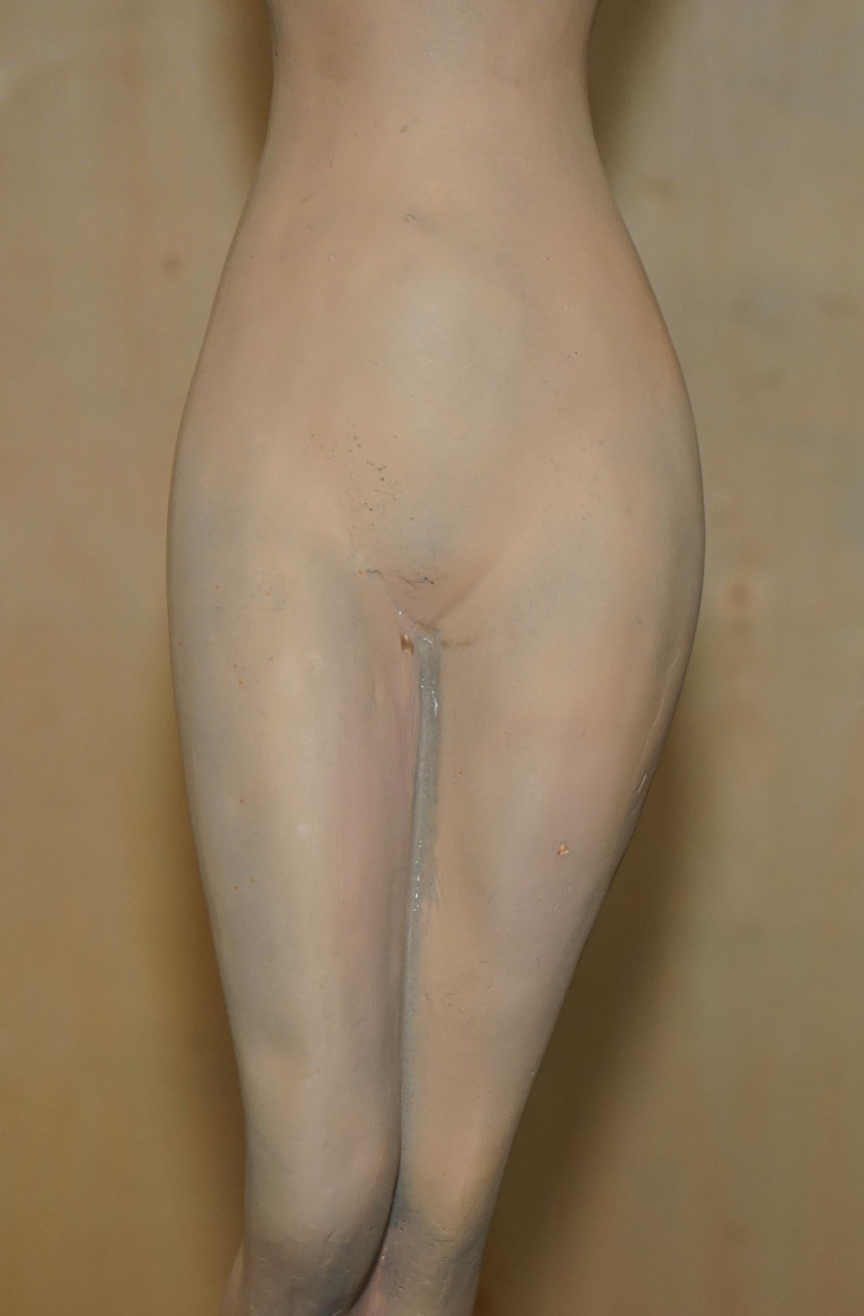 Intonaco STATUA PUBBLICITARIA DIOR ORIGINALE COMPLETAMENTE STAMPATA IN GESSO E PITTURA D'EPOCA in vendita