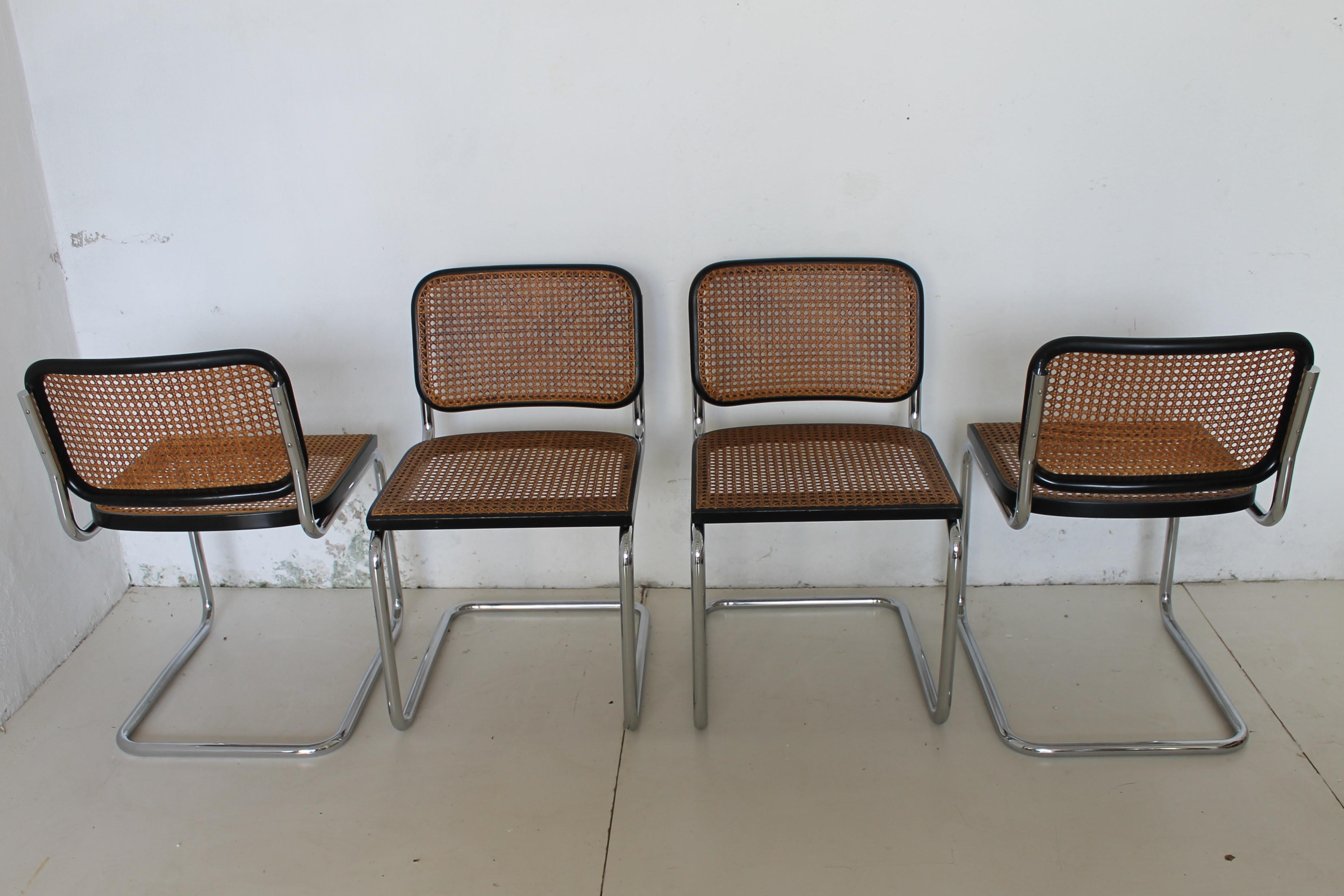 Quatre chaises Cesca conçues par Marcel Breuer pour Gavina datées d'environ 1965 (le projet a été créé en 1928).

Cette première série est cousue à la main, paille par paille, fil par fil.

Une avec un nouveau siège 