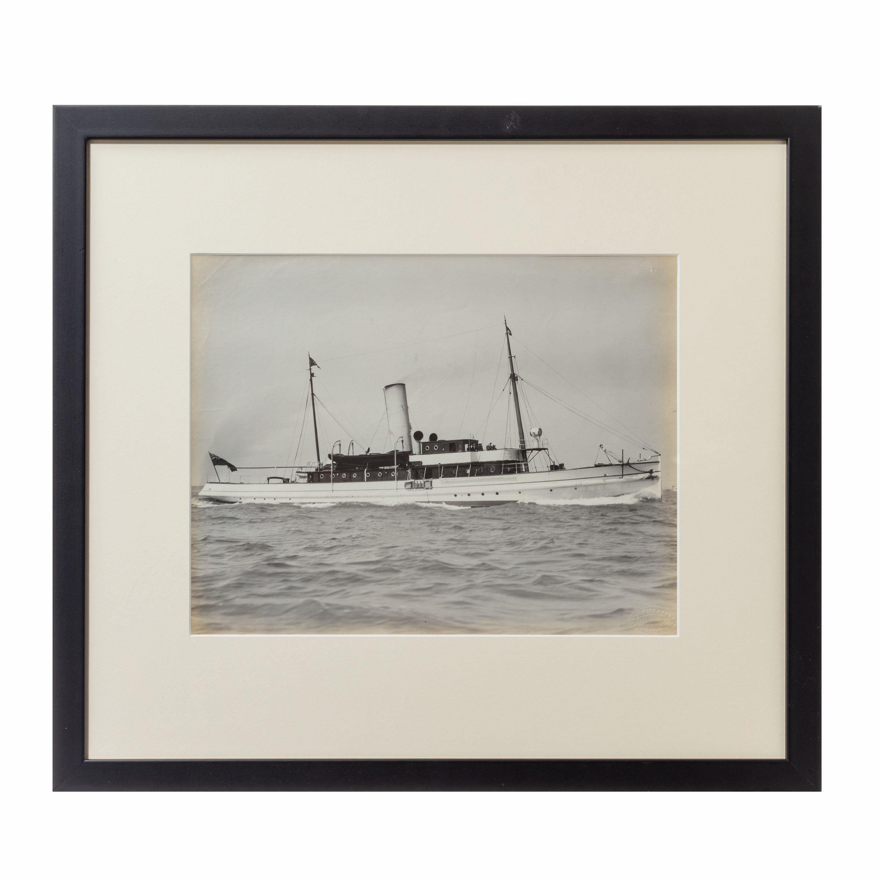Stampa originale in gelatina di uno yacht a vapore di un gentiluomo che attraversa il Solent verso est, opera di Wm U Kirk. Impresso sul lato destro.
   
Circa 1900

