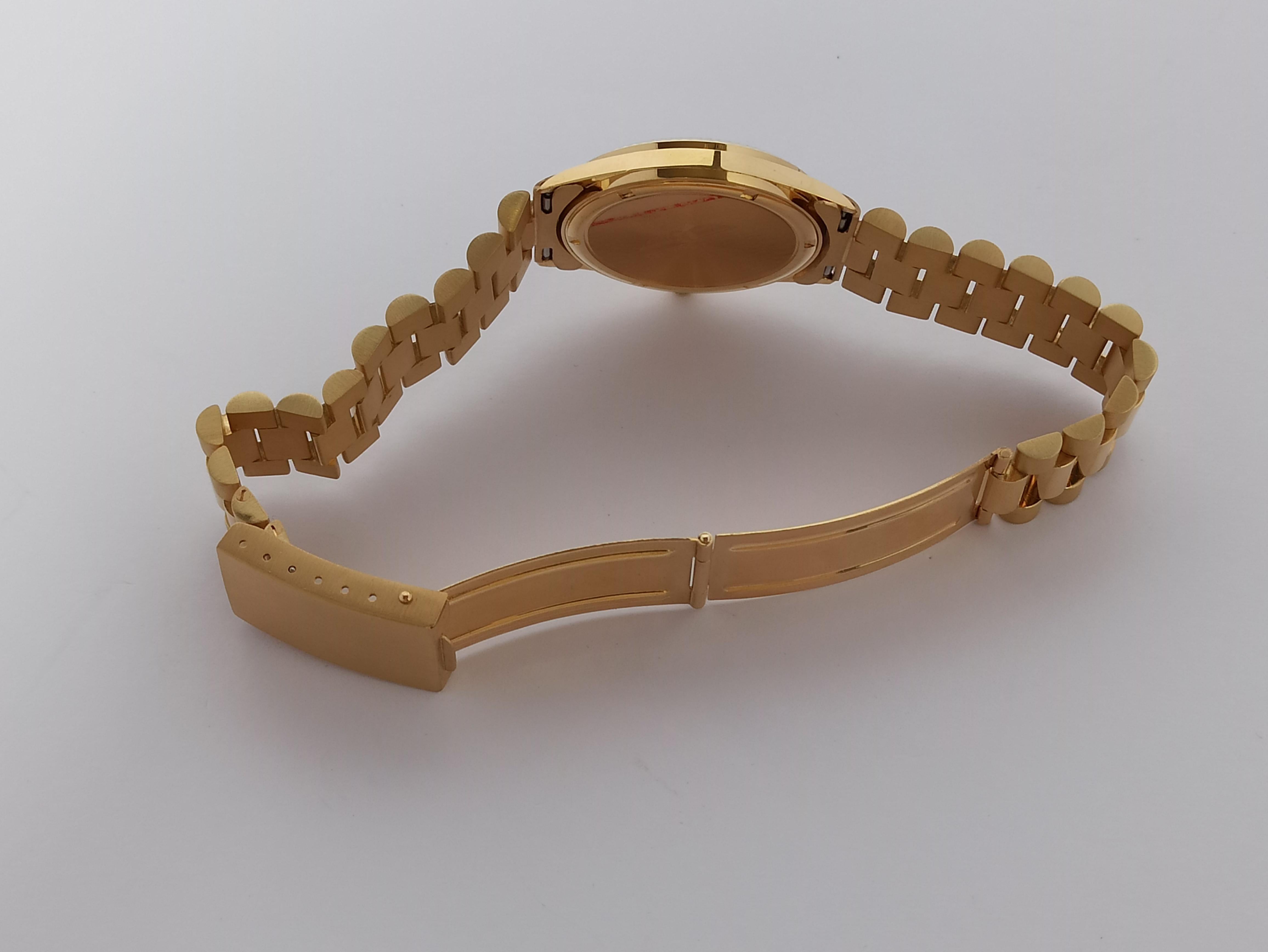Women's or Men's Original Geneve, DayDate Style 18 Karat Solid Gold Wristwatch President Bracelet For Sale