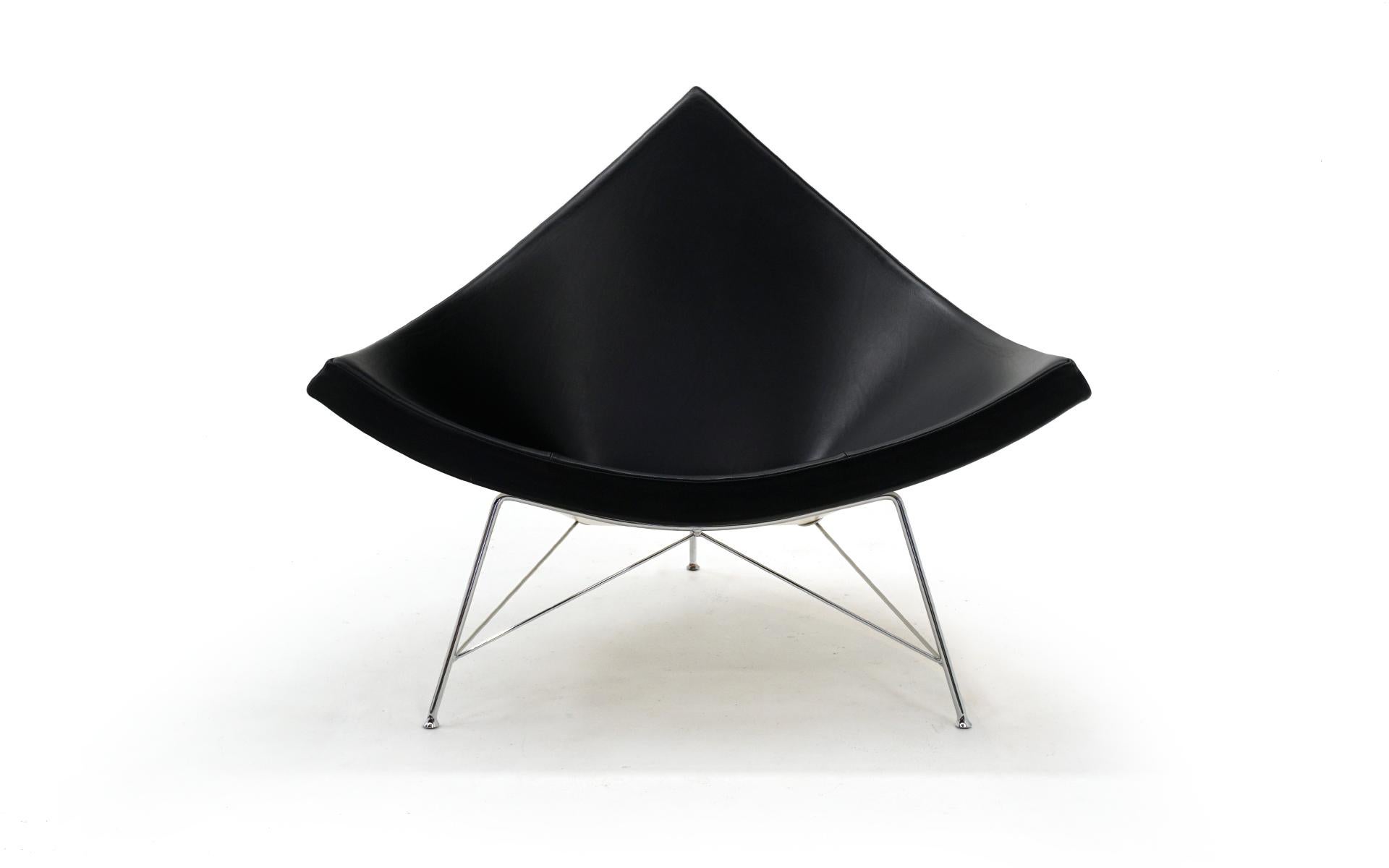 Chaise longue Coconut conçue par George Nelson pour Herman Miller, fabriquée par Vitra. Cuir noir, coque blanche et pieds chromés. Très bon état d'origine.