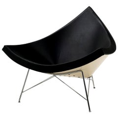 Authentique chaise George Nelson en noix de coco pour Vitra. Cuir noir:: coquille blanche.