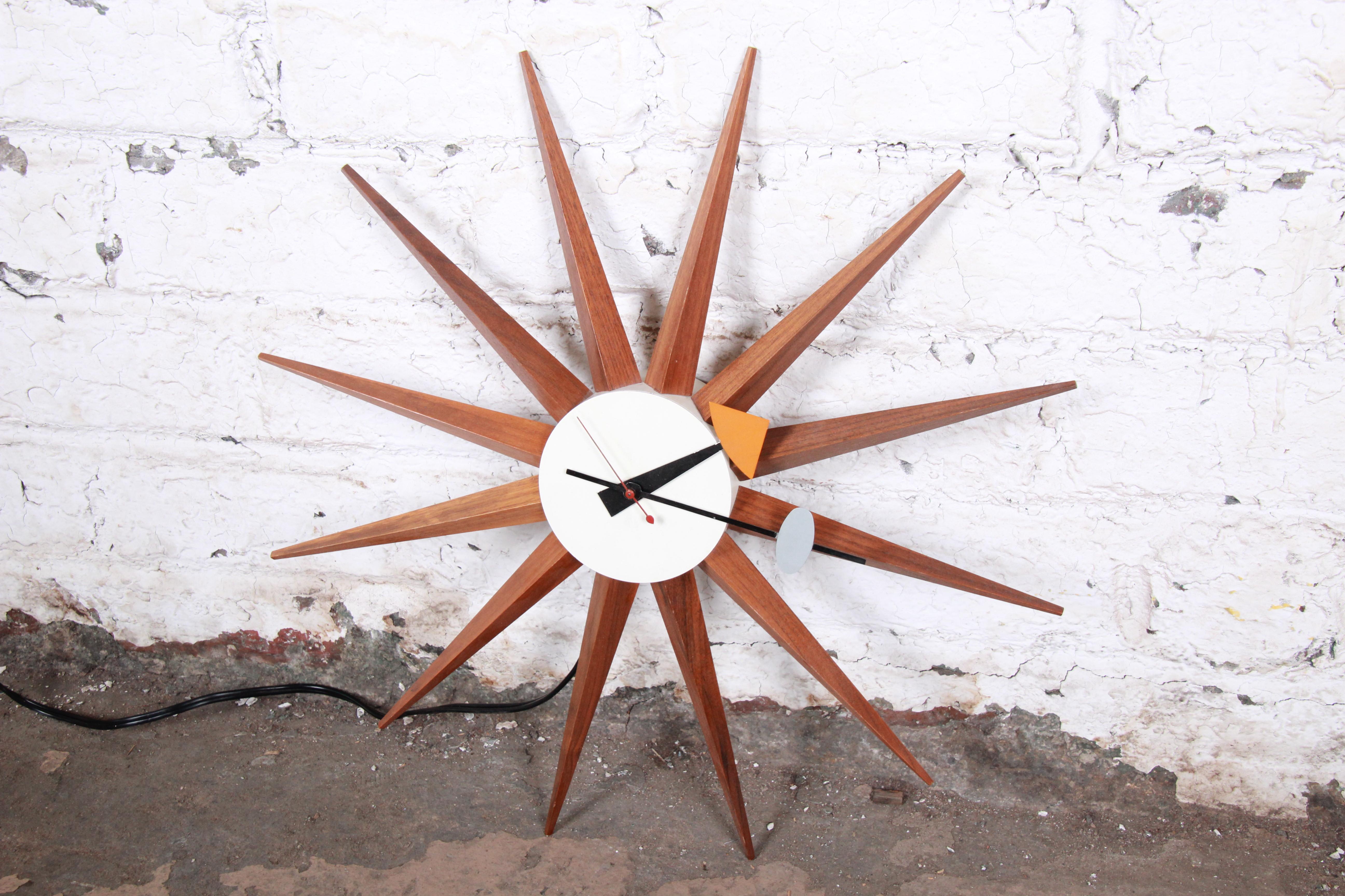 A rare original Mid-Century Modern sunburst spike wall clock

By George Nelson & Associates for Howard Miller Clock Company

USA, Ccrca 1952

Walnut and enameled aluminum.

Measures: 18.75