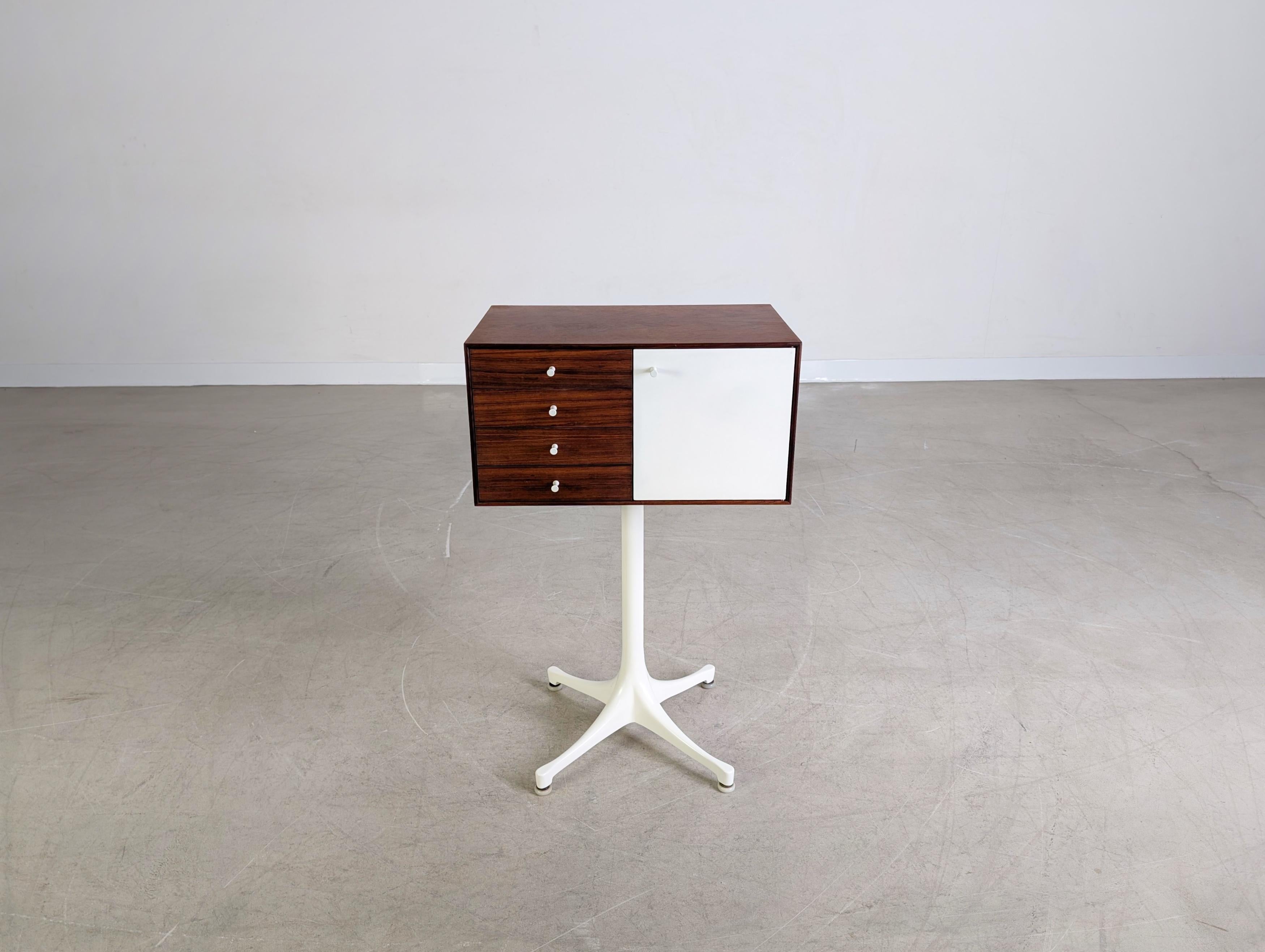Wir bieten eine wunderschöne und äußerst seltene Schmuckkommode von Herman Miller Collection'S aus dem Jahr 1966 zum Verkauf an. Der Entwurf stammt von George Nelson und ist bekannt unter der Modellnummer 5211. Das Möbel wurde professionell