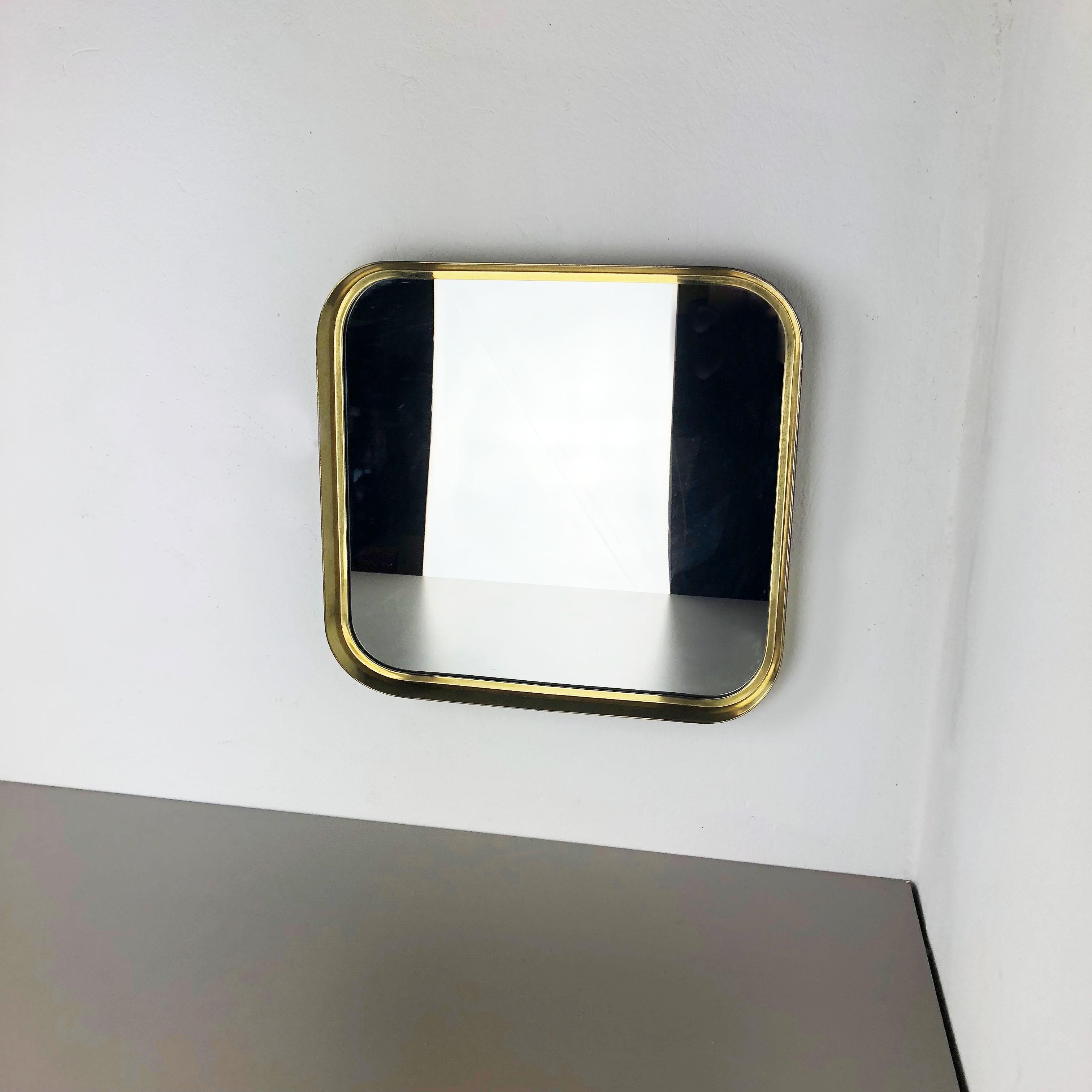 Article:

Wall mirror


Producer:

Vereinigte Werkstätten München / Münchener Zierspiegel


Origin:

Germany


Material:

Wood, glass, metal, brass


Decade:

1950s




This original midcentury wall mirror was produced in