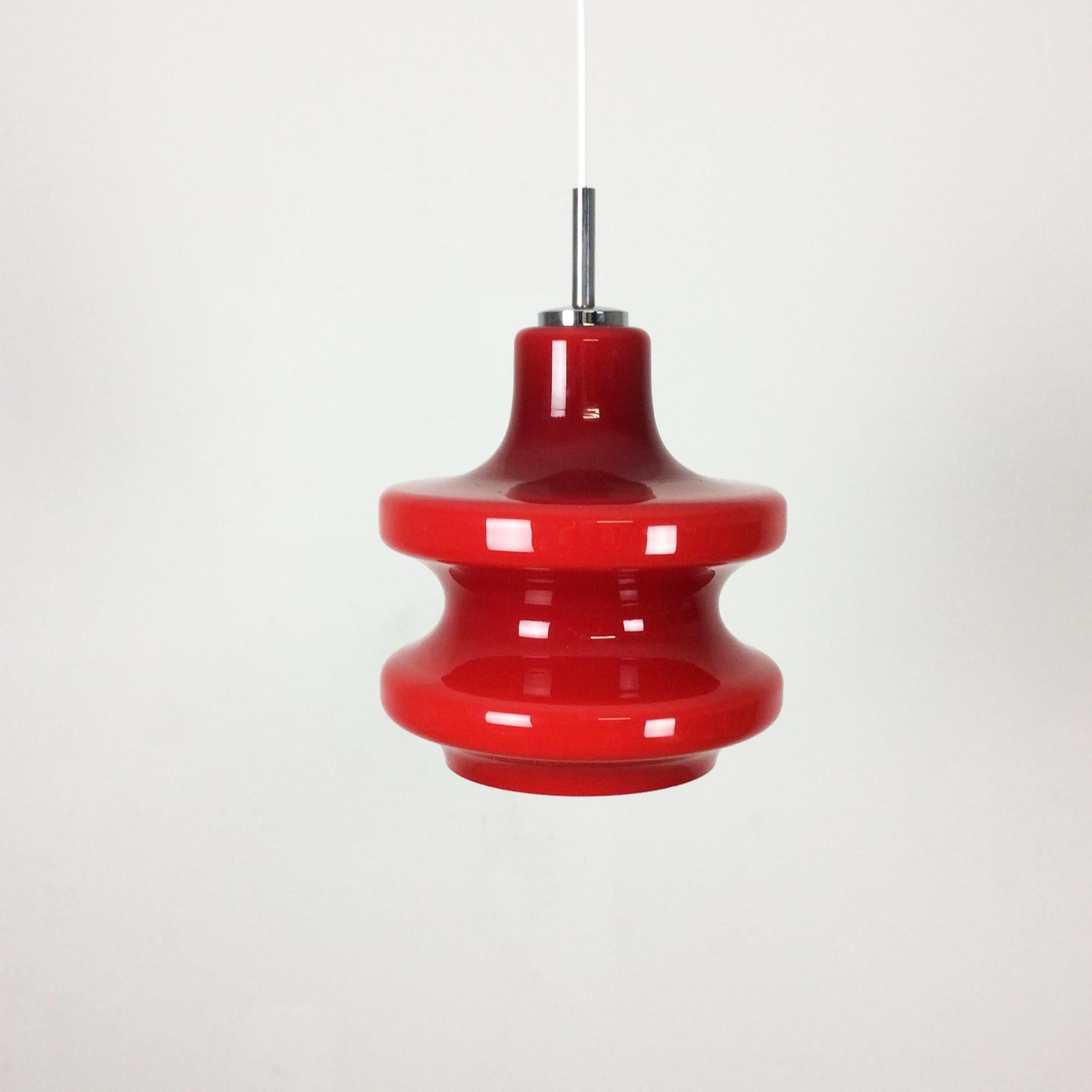 Mid-Century Modern Lampe suspendue allemande d'origine en verre opale rouge, fabriquée par Peill & Putzler, Allemagne en vente