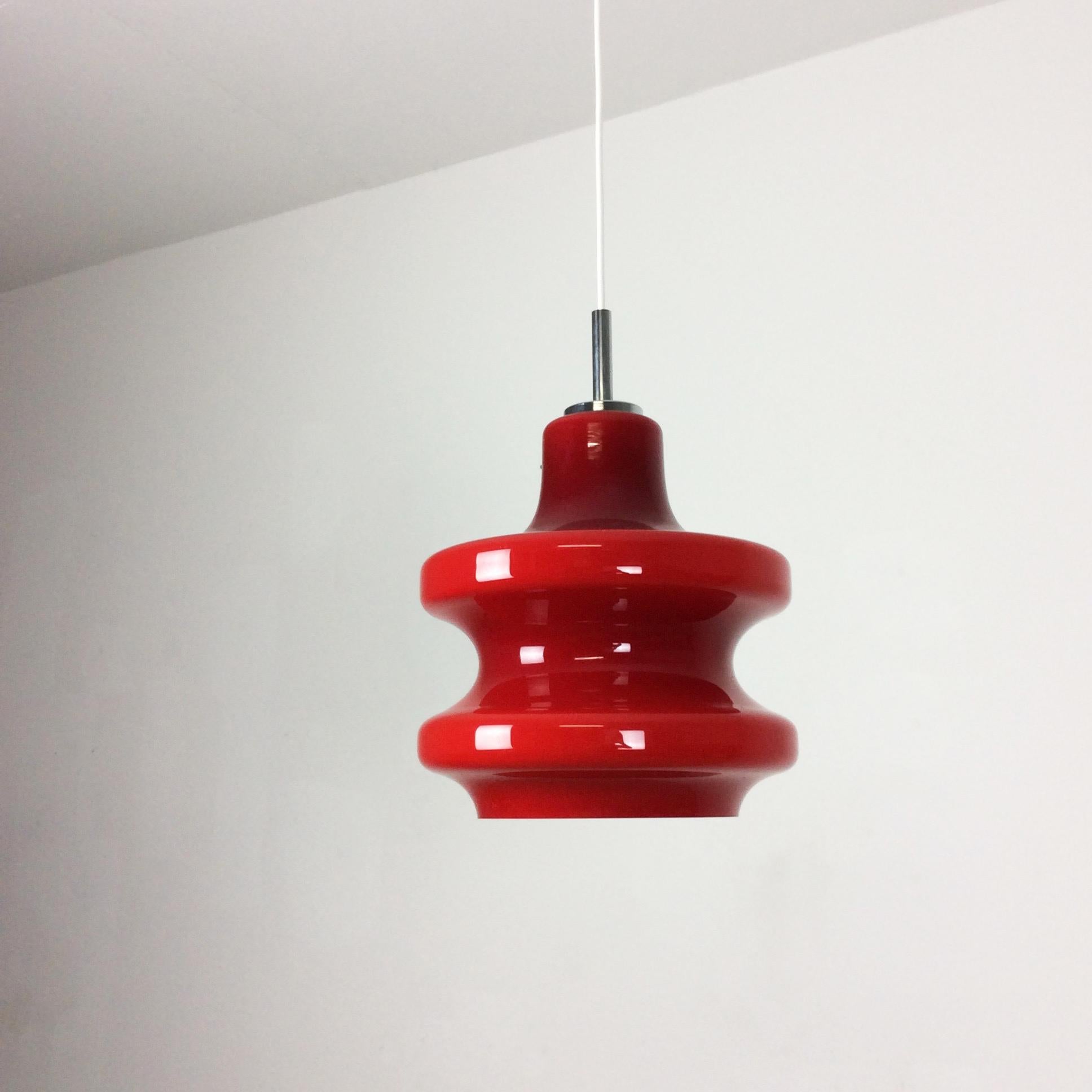 Allemand Lampe suspendue allemande d'origine en verre opale rouge, fabriquée par Peill & Putzler, Allemagne en vente