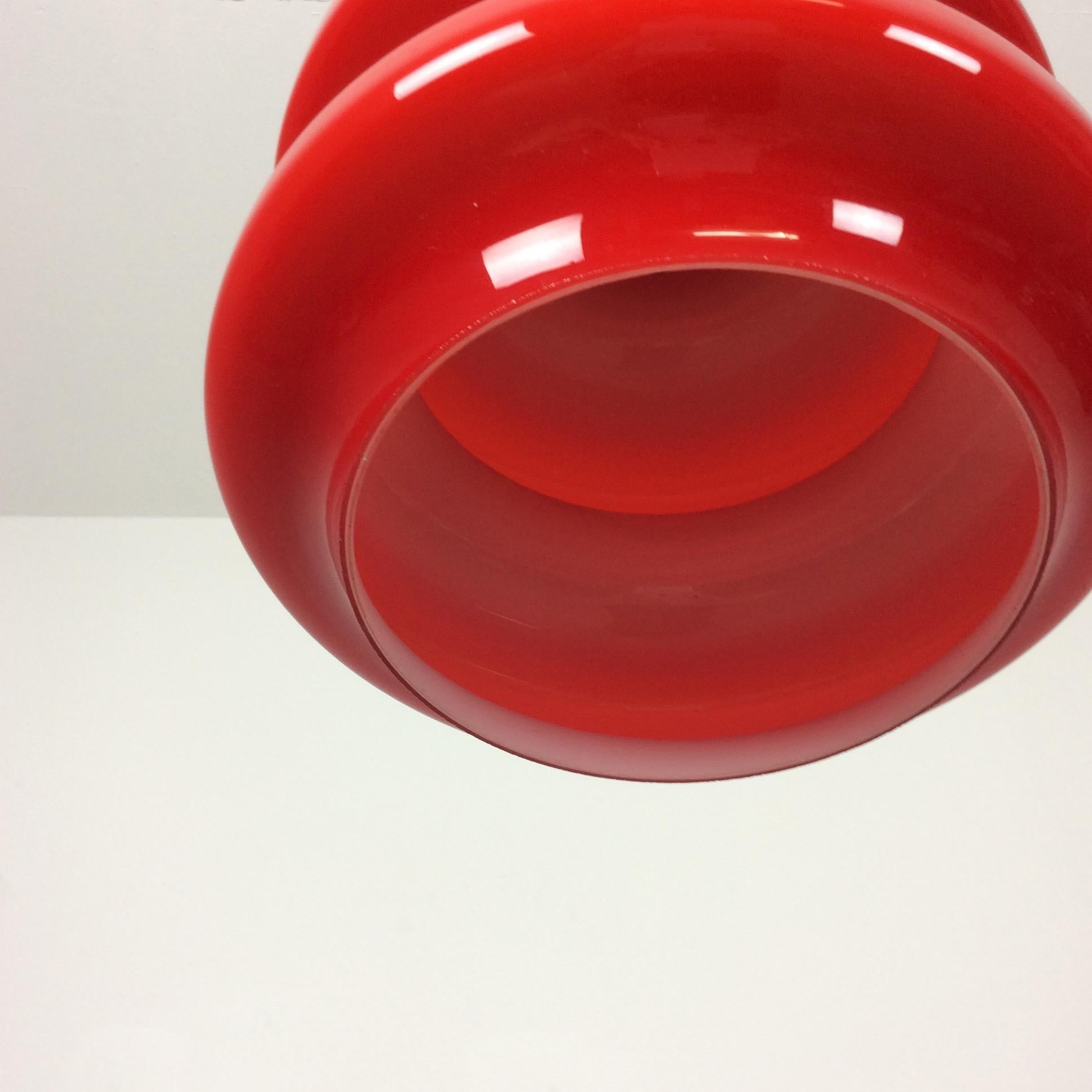 20ième siècle Lampe suspendue allemande d'origine en verre opale rouge, fabriquée par Peill & Putzler, Allemagne en vente