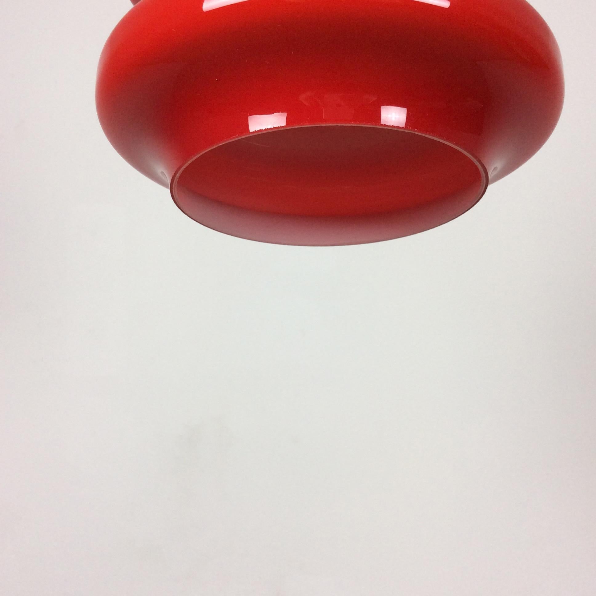Hängeleuchte aus rotem Original-Opalglas, hergestellt von Peill & Putzler, Deutschland im Angebot 1