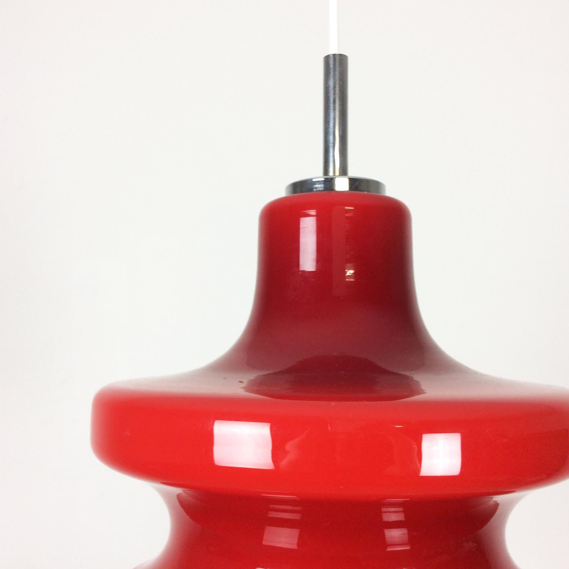 Hängeleuchte aus rotem Original-Opalglas, hergestellt von Peill & Putzler, Deutschland im Angebot 2