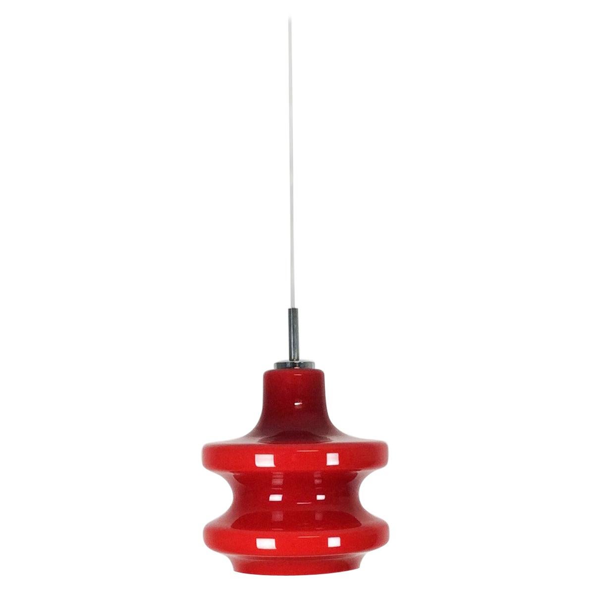 Lampe suspendue allemande d'origine en verre opale rouge, fabriquée par Peill & Putzler, Allemagne