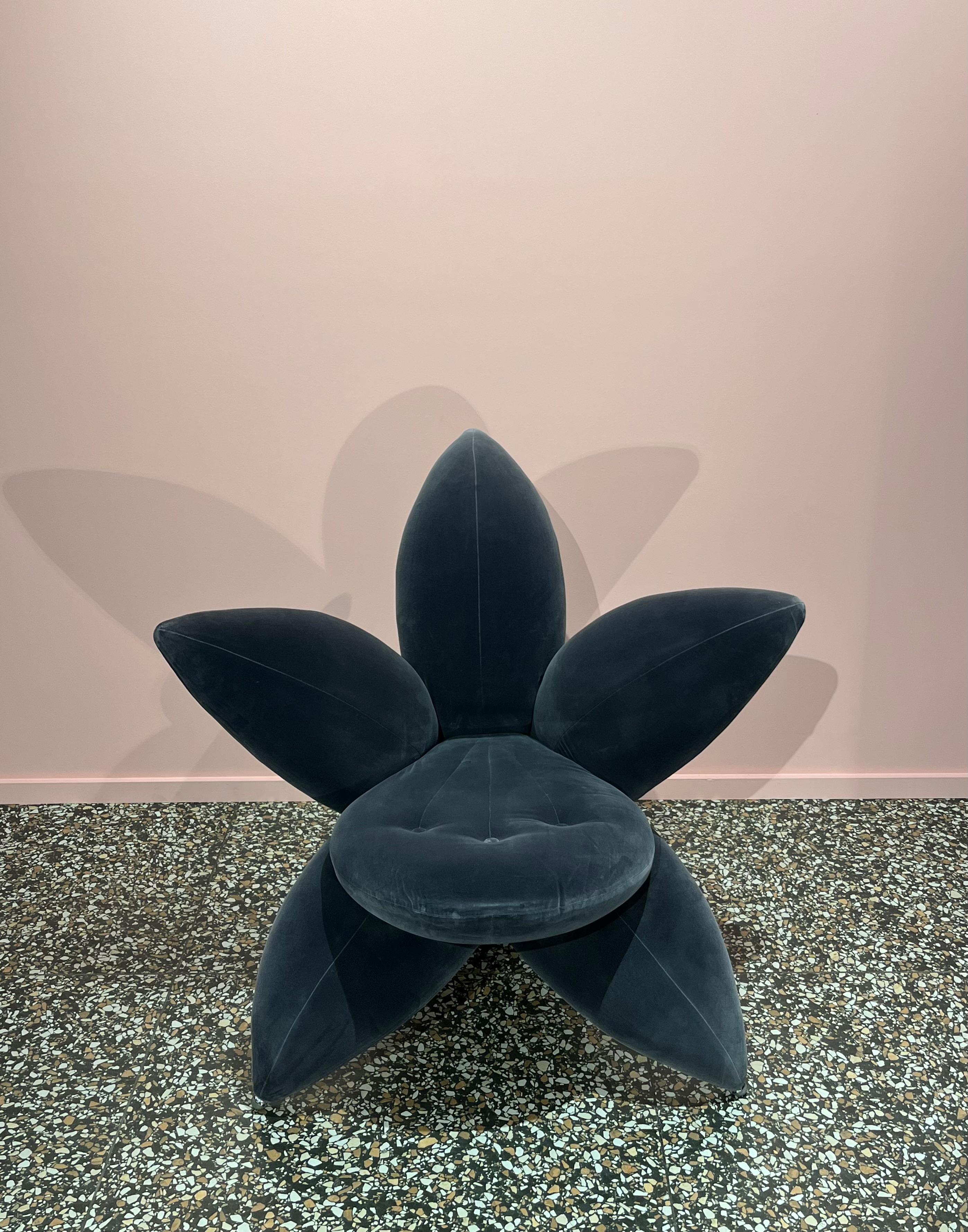 The Getsuen or Lily chaise longue was designed by Japanese designer Masanori Umeda in the 1990s. 
He worked in Italy in collaboration with the company Edra, which specialises in the design of inventive new fabrics and sculptural forms for chairs.