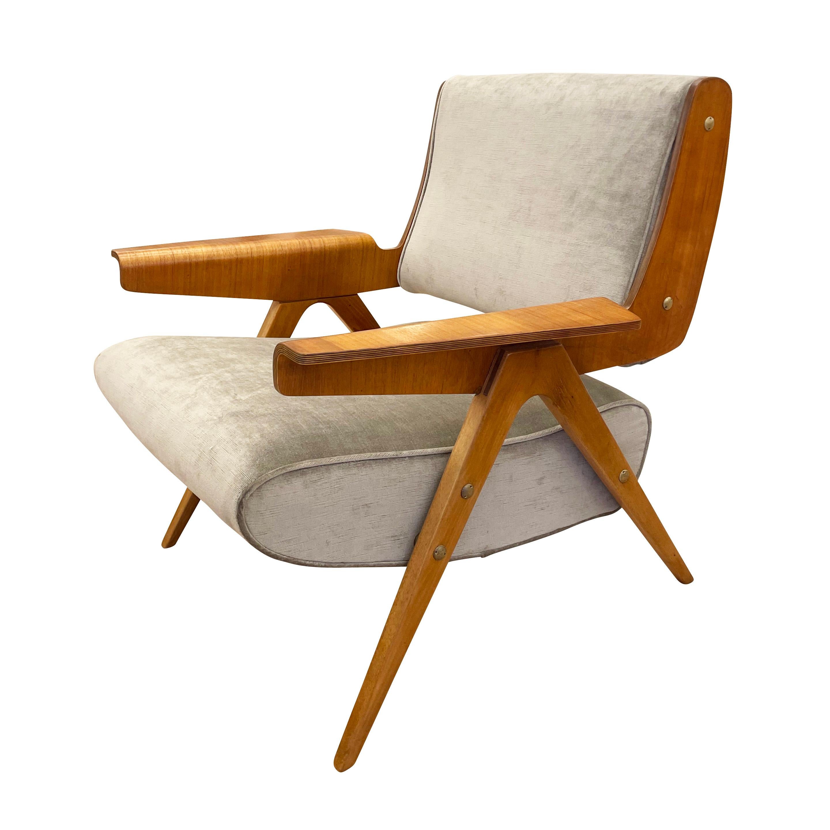 Original Gianfranco Frattini lounge chair Model 831 for Cassina
$6,500.00
Iconic Gianfranco Frattini lounge chair model 831 made by Cassina in the 1950s. The upholstered pieces are head together by a sleek bent plywood frame with rosewood