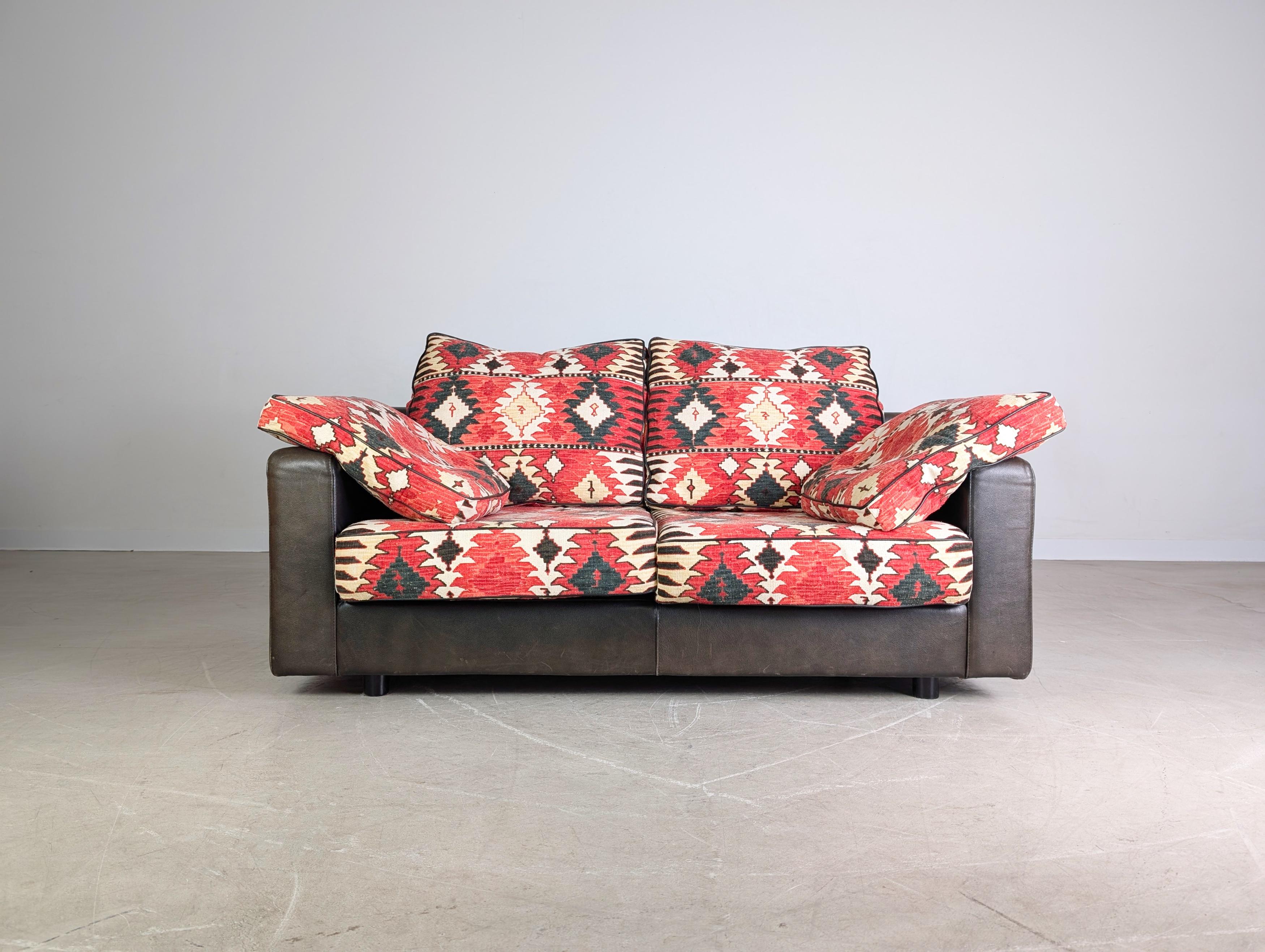Postmoderne Original Giorgio Soressi Sofa Design Couch 1990 Leder Zweisitzer en vente