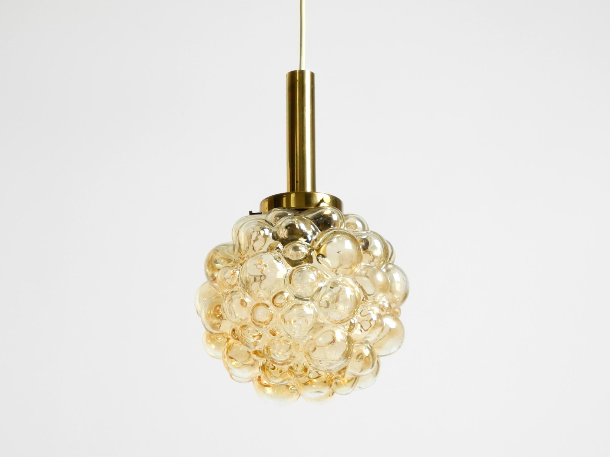 Lampada a sospensione a bolle di vetro originale degli anni '60. Prodotto da Limburg.
Progettato dall'artista finlandese del vetro Helena Tynell.
Condizioni vintage molto buone con una leggera patina sull'ottone.
Nessun danno al vetro o alle