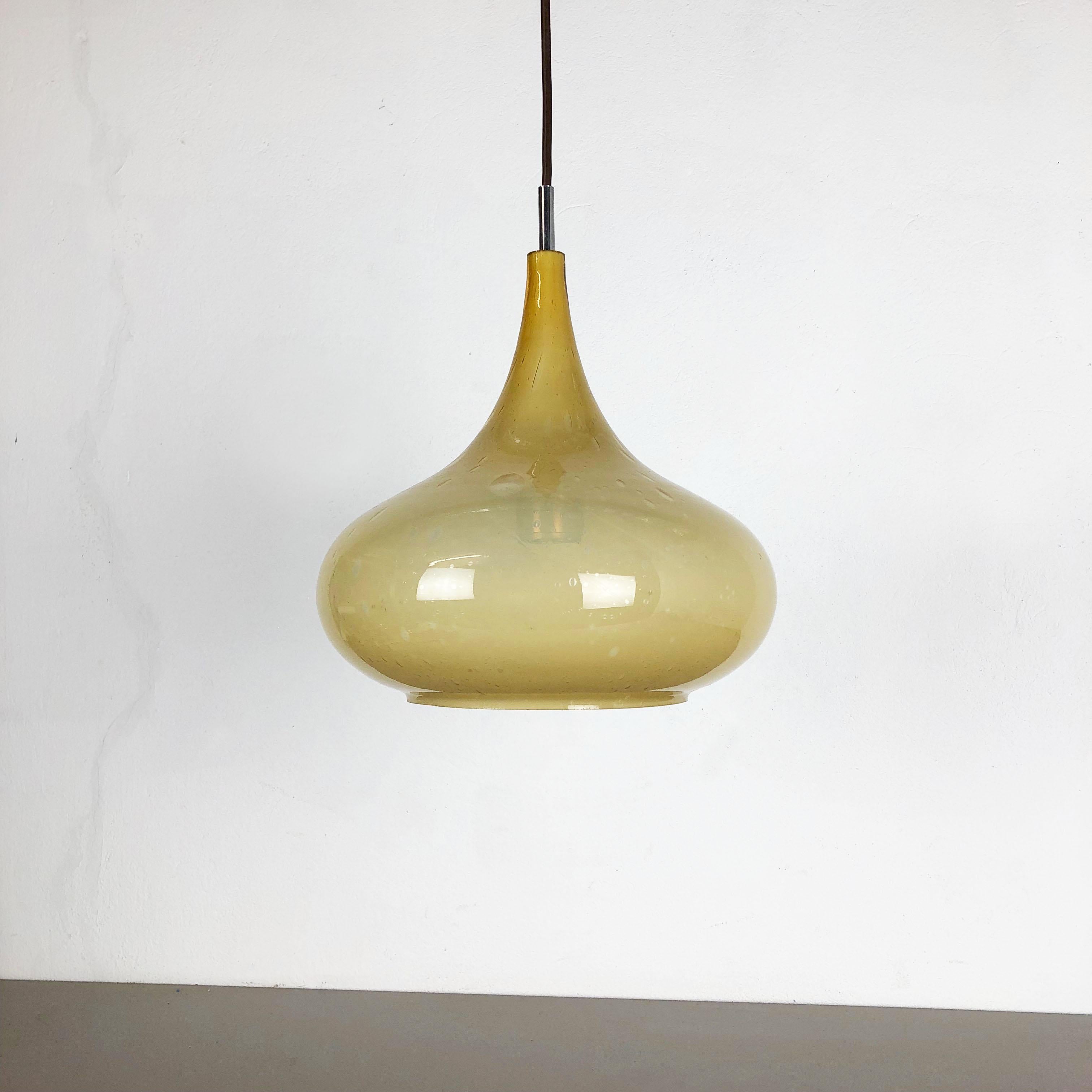 Article:

Glass hanging light 


Producer:

Doria Lights Germany


Age:

1970s


Original 1970s glass hanging light made by Doria Lights in Germany. The light is from the so called 