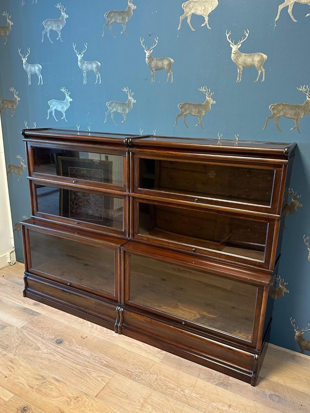 Preciosa librería antigua de caoba Globe Wernicke dispuesta en dos filas de tres secciones. En perfecto estado y completamente original, con las secciones inferiores más profundas (tamaño carpeta). Completamente original. En las décadas de 1940 y