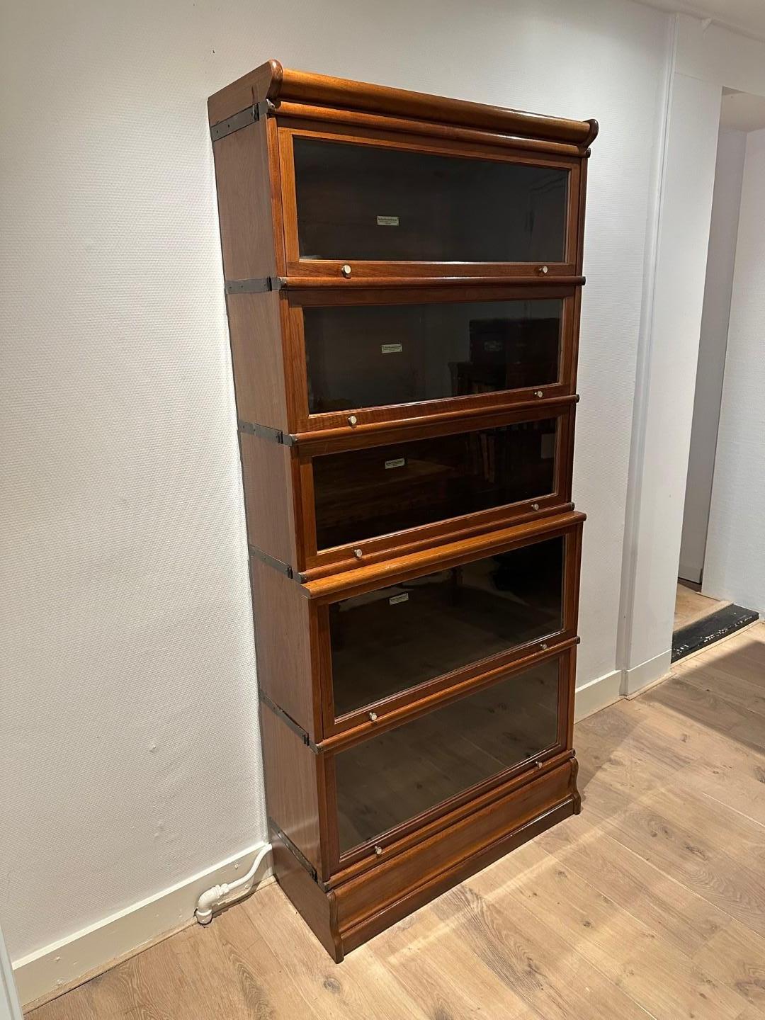 Preciosa librería antigua Globe Wernicke en estado completamente original. Consta de 5 secciones apilables con una base y una parte superior.

Origen: Inglaterra
Madera: Nogal
Periodo: Circa 1900
Dimensiones: 86cm x 29/26cm x h.188cm