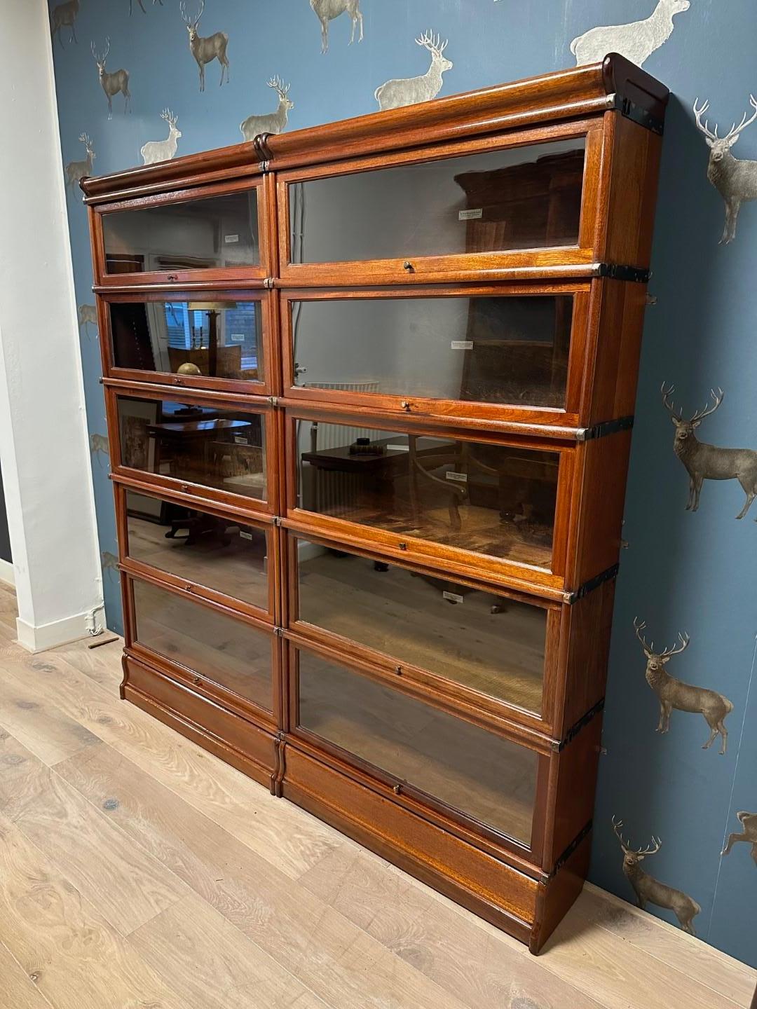 Beautiful antique mahogany Globe Wernicke bookcase. The cabinet consists of 10 stackable parts. Arranged in 2 rows of 5 elements high.
Completely in perfect condition. Beautiful warm color.

Origin: England
Period: Approx. 1900
Size: 173cm x 26cm x