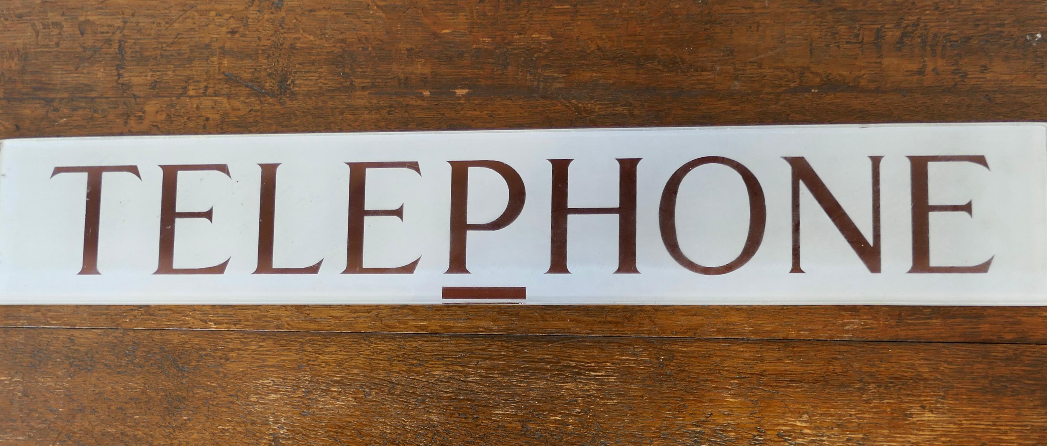 Signe de téléphone GPO originale provenant d'une boîte de téléphone rouge

Datant des années 1950, l'enseigne de téléphone en verre épais est en bon état d'origine.

Le panneau a une hauteur de 4