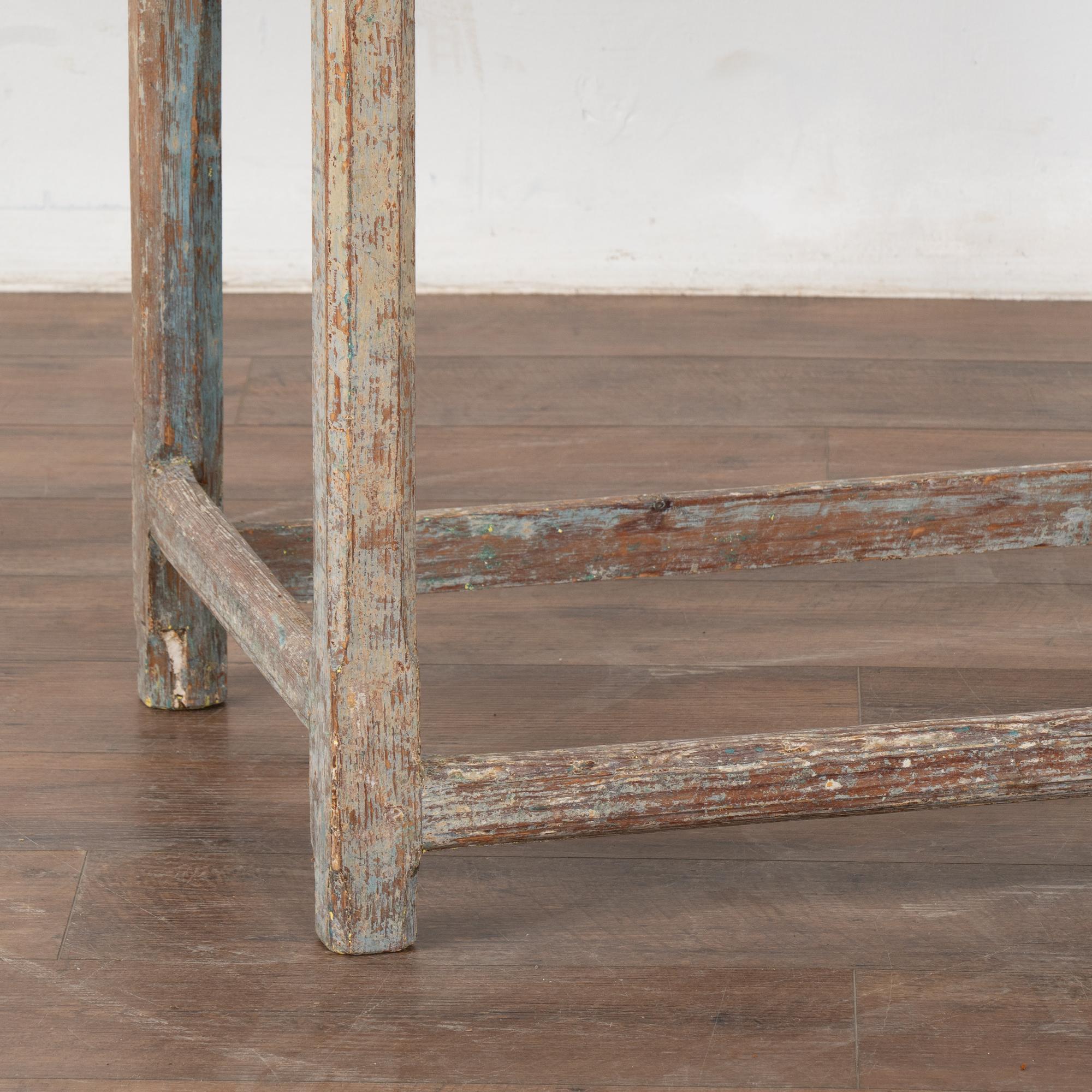Mesa auxiliar sueca original de pino pintado de gris, hacia 1820-40 en venta 3