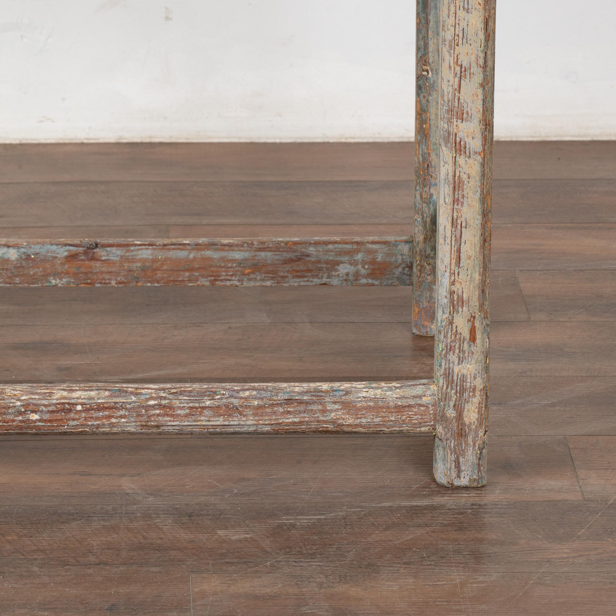 Mesa auxiliar sueca original de pino pintado de gris, hacia 1820-40 en venta 4