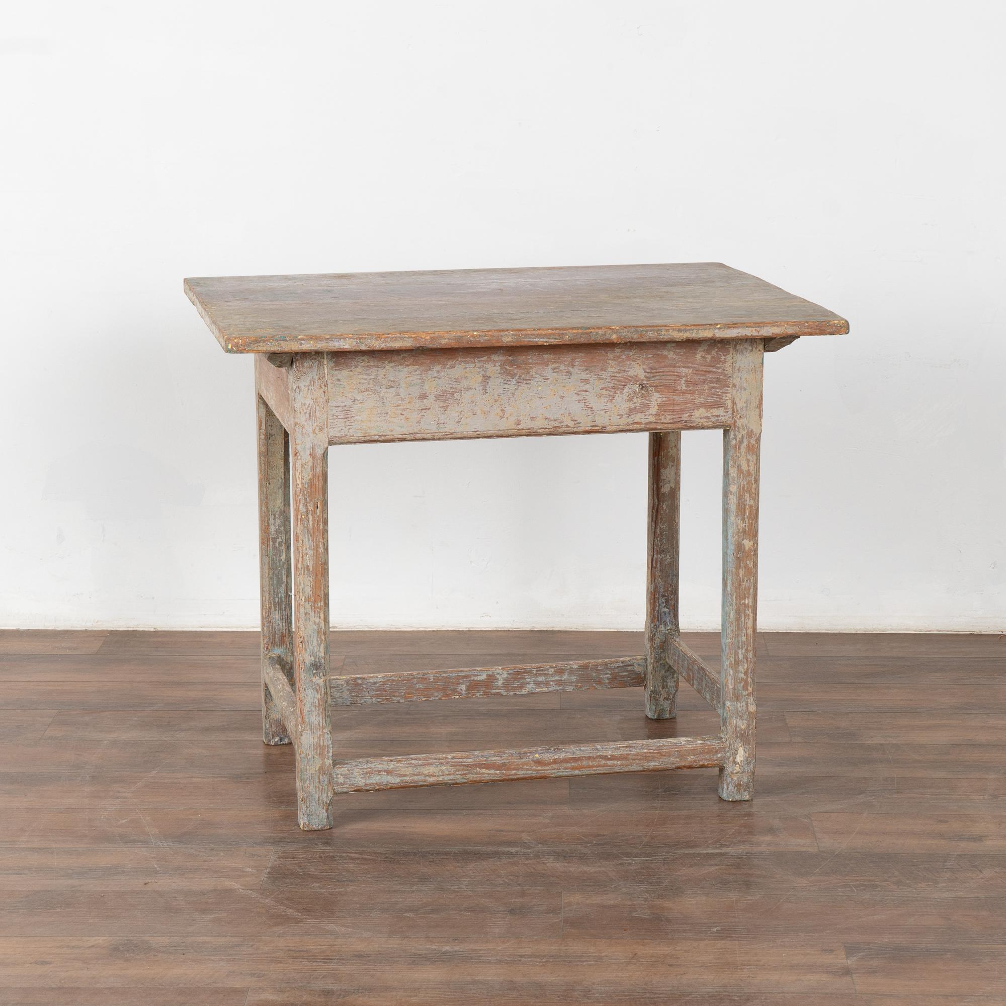 Mesa auxiliar sueca original de pino pintado de gris, hacia 1820-40 en venta 5