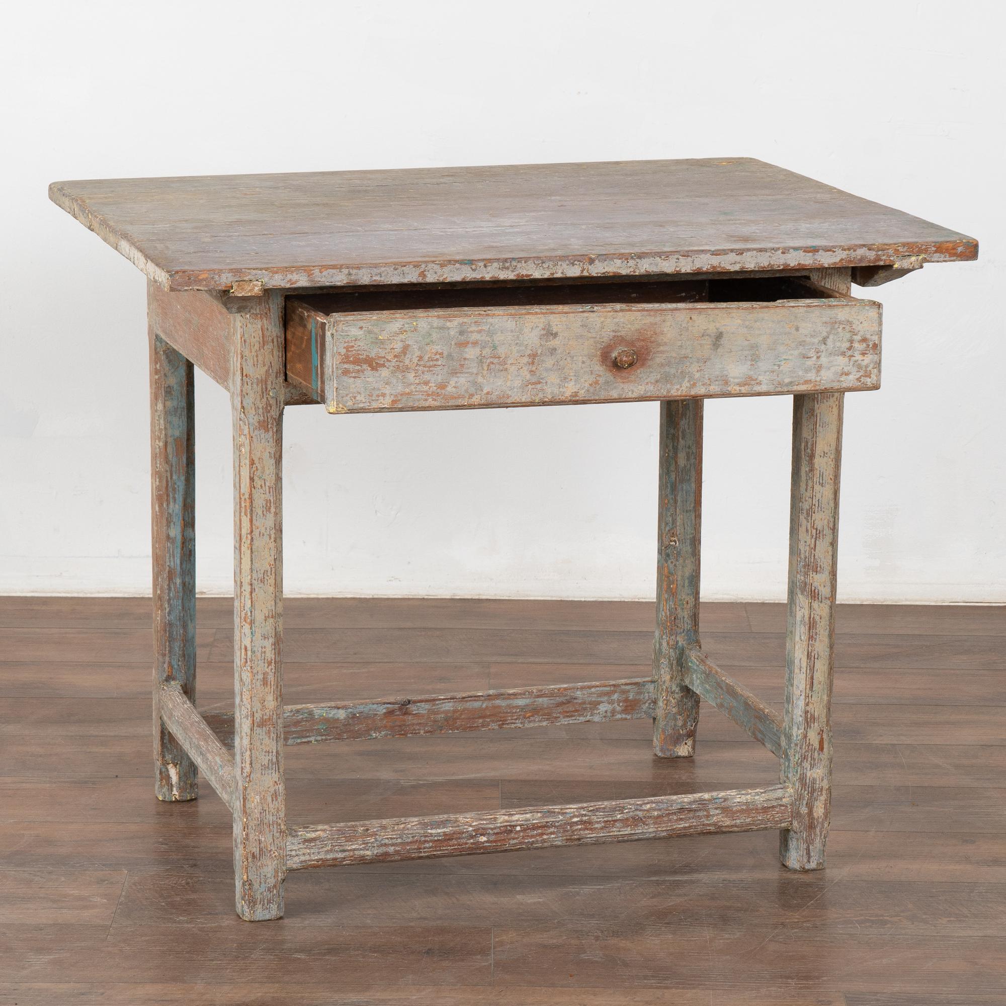 Mesa auxiliar sueca original de pino pintado de gris, hacia 1820-40 De campo en venta