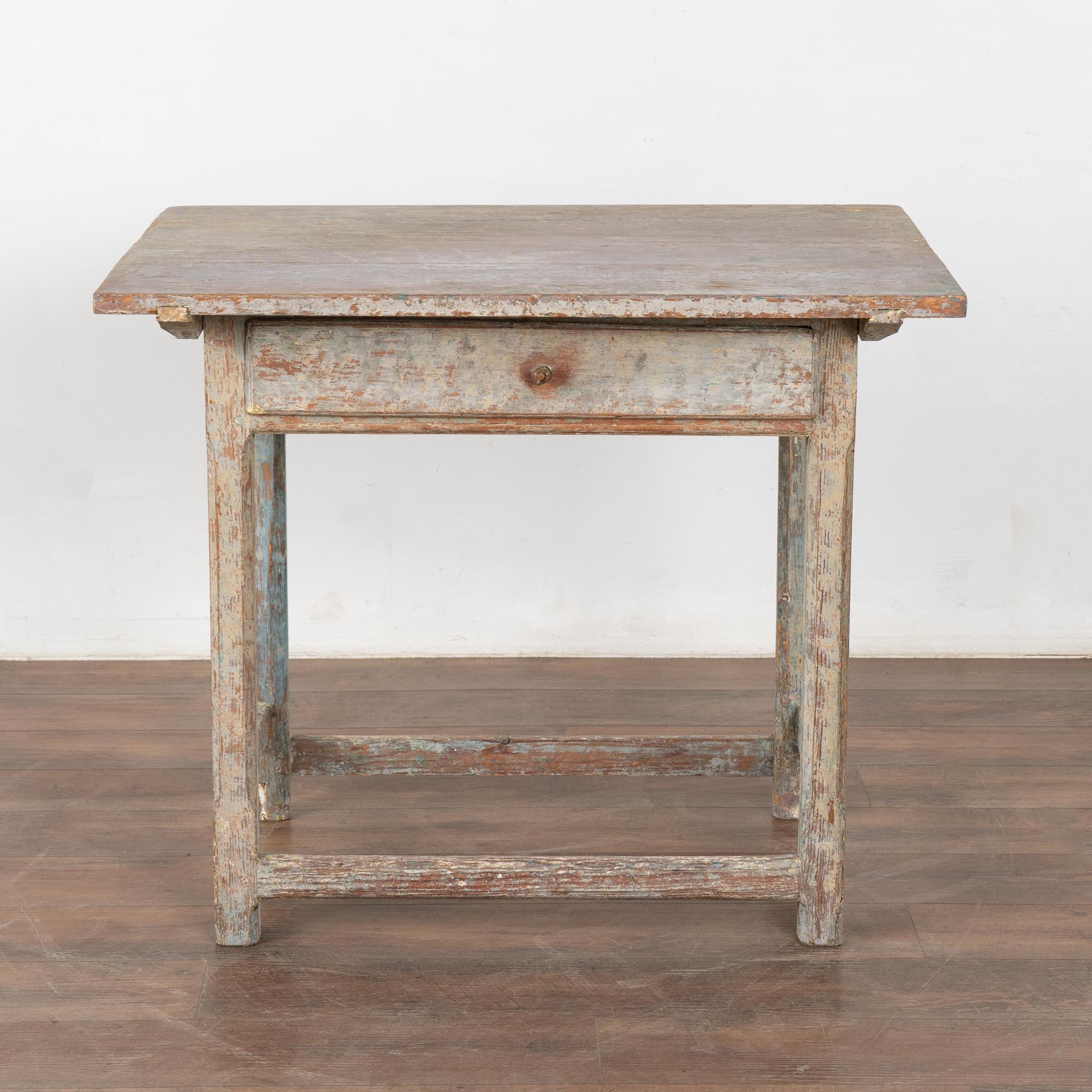 Mesa auxiliar sueca original de pino pintado de gris, hacia 1820-40 Sueco en venta