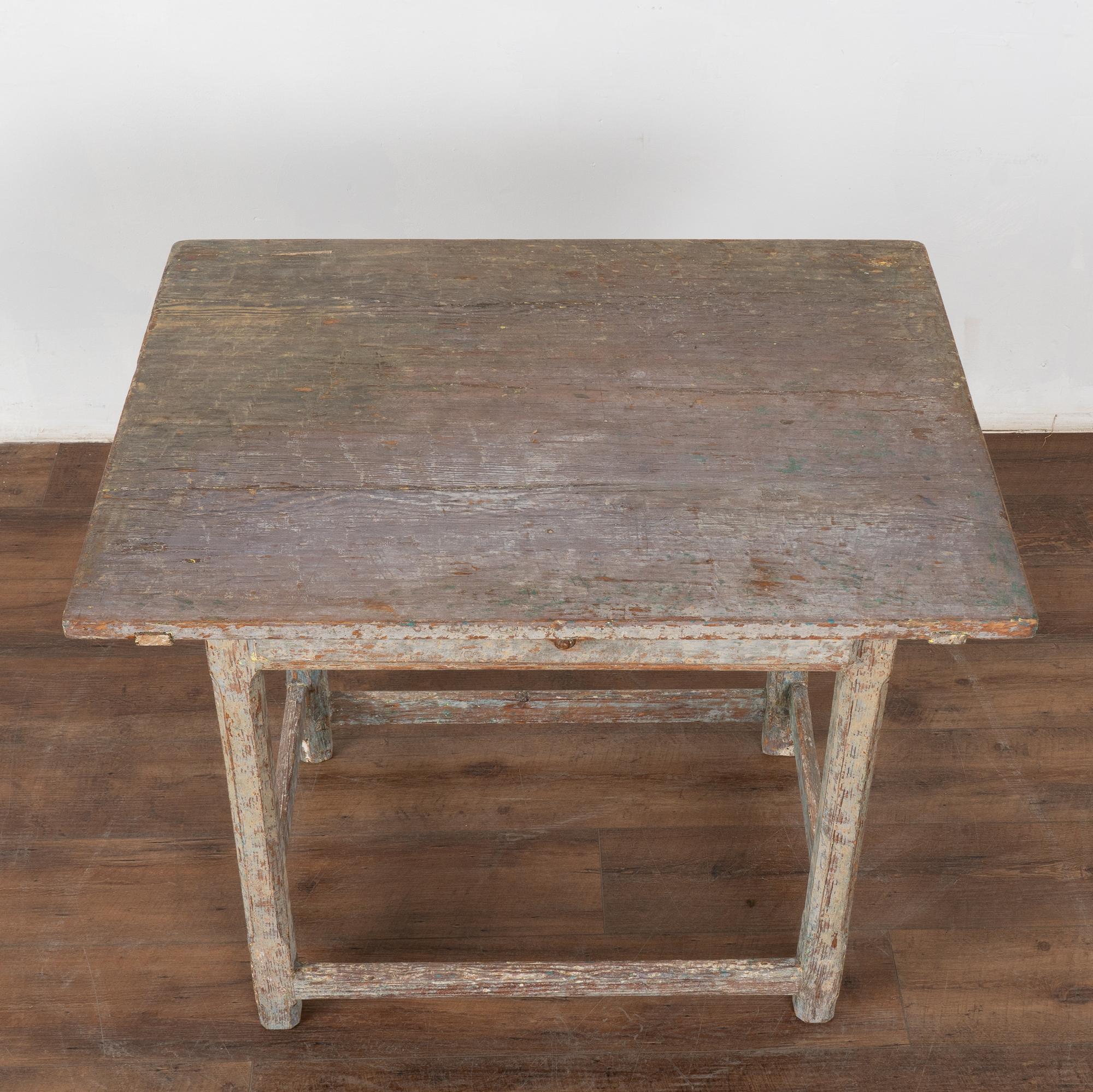 Mesa auxiliar sueca original de pino pintado de gris, hacia 1820-40 en Bueno estado para la venta en Round Top, TX