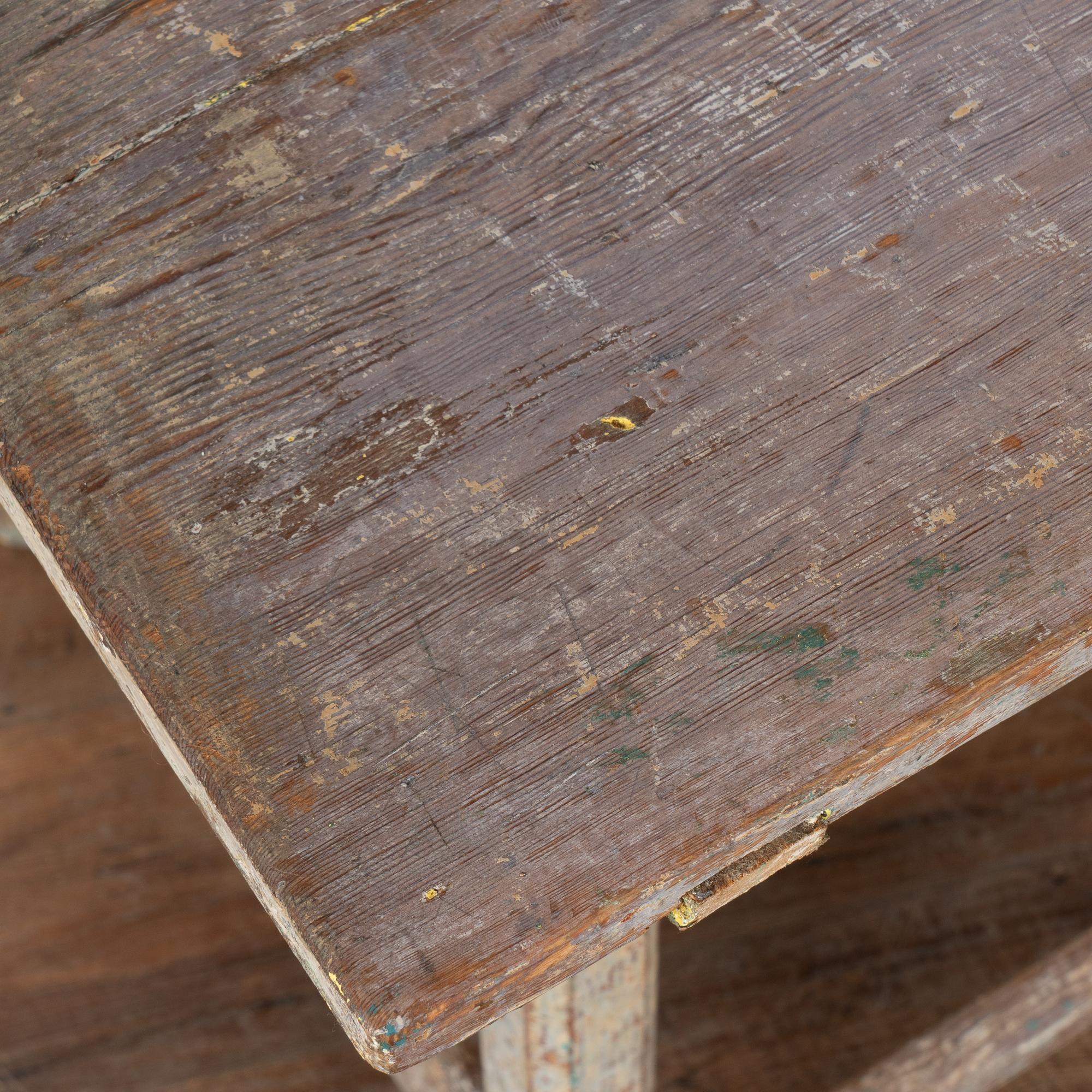 Mesa auxiliar sueca original de pino pintado de gris, hacia 1820-40 siglo XIX en venta