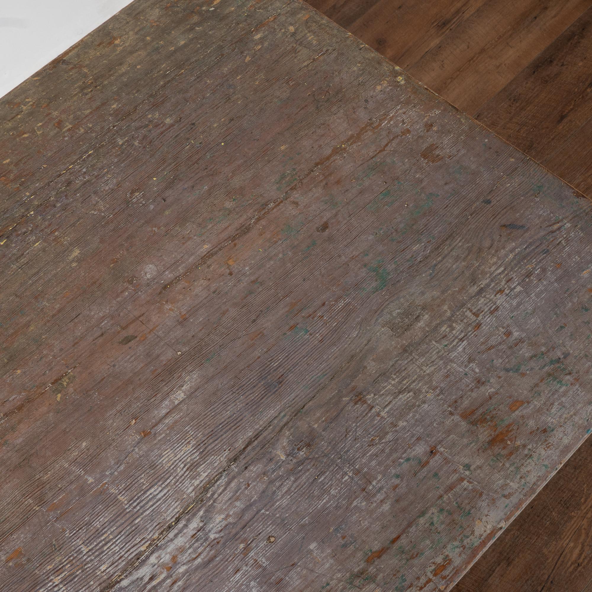 Mesa auxiliar sueca original de pino pintado de gris, hacia 1820-40 en venta 1