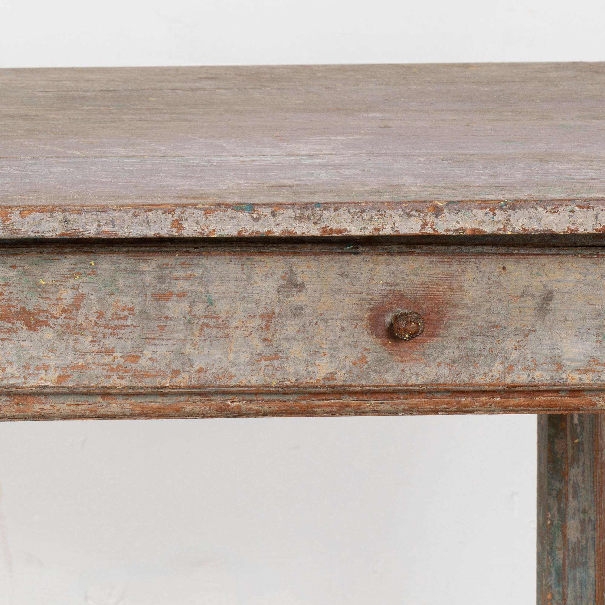 Mesa auxiliar sueca original de pino pintado de gris, hacia 1820-40 en venta 2