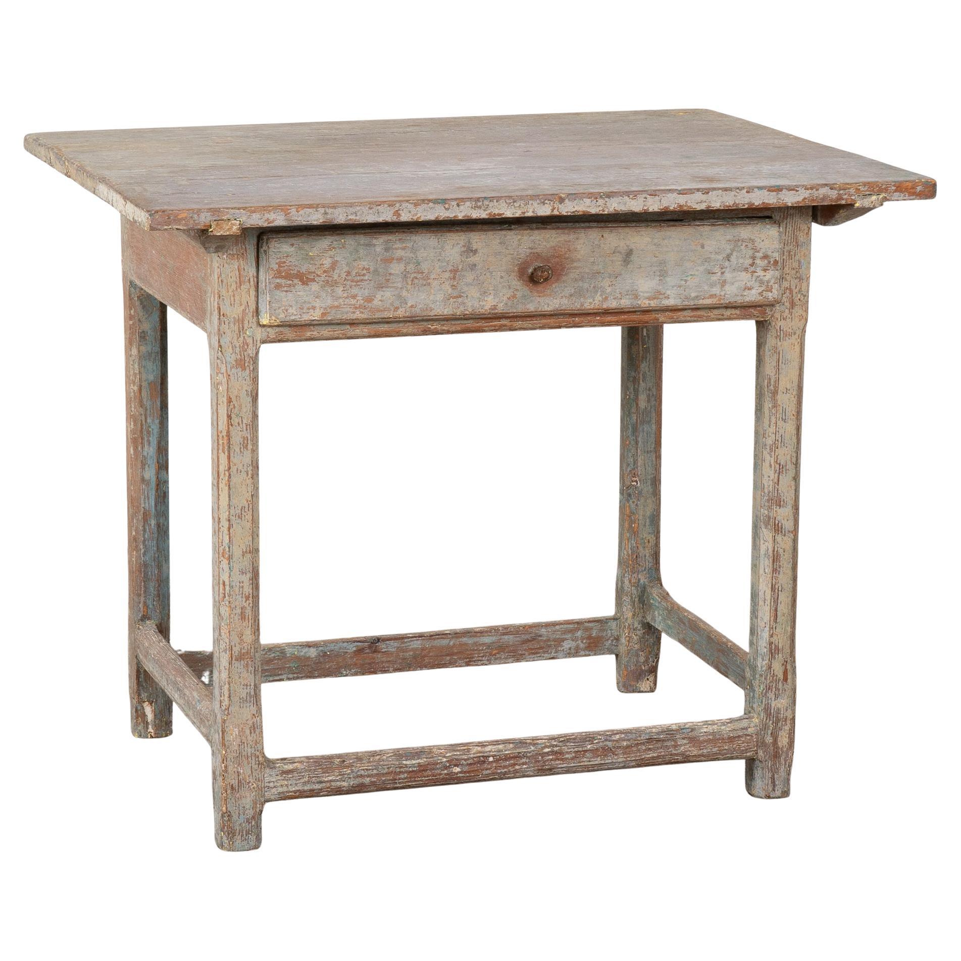 Originaler schwedischer Beistelltisch aus grau lackiertem Kiefernholz, um 1820-40