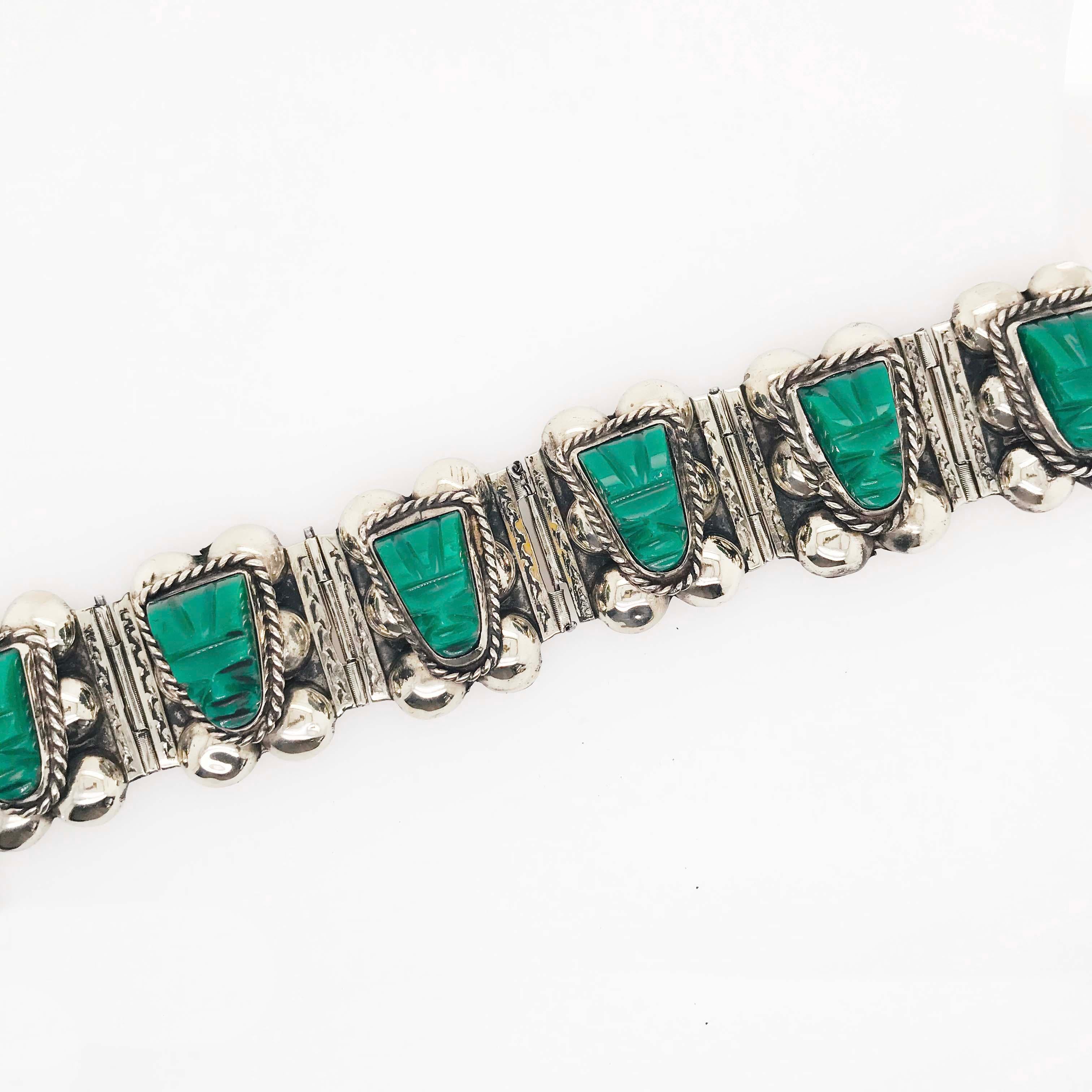 Dieses originelle Armband aus Mexiko ist gewagt und einzigartig! Das Armband ist mit 3-D-Mexiko-Maskengesichtern aus grünem Chalzedon verziert. Jede Maske wurde von Hand in echte Chalcedon-Edelsteine geschnitzt. Die Masken haben eine natürliche,