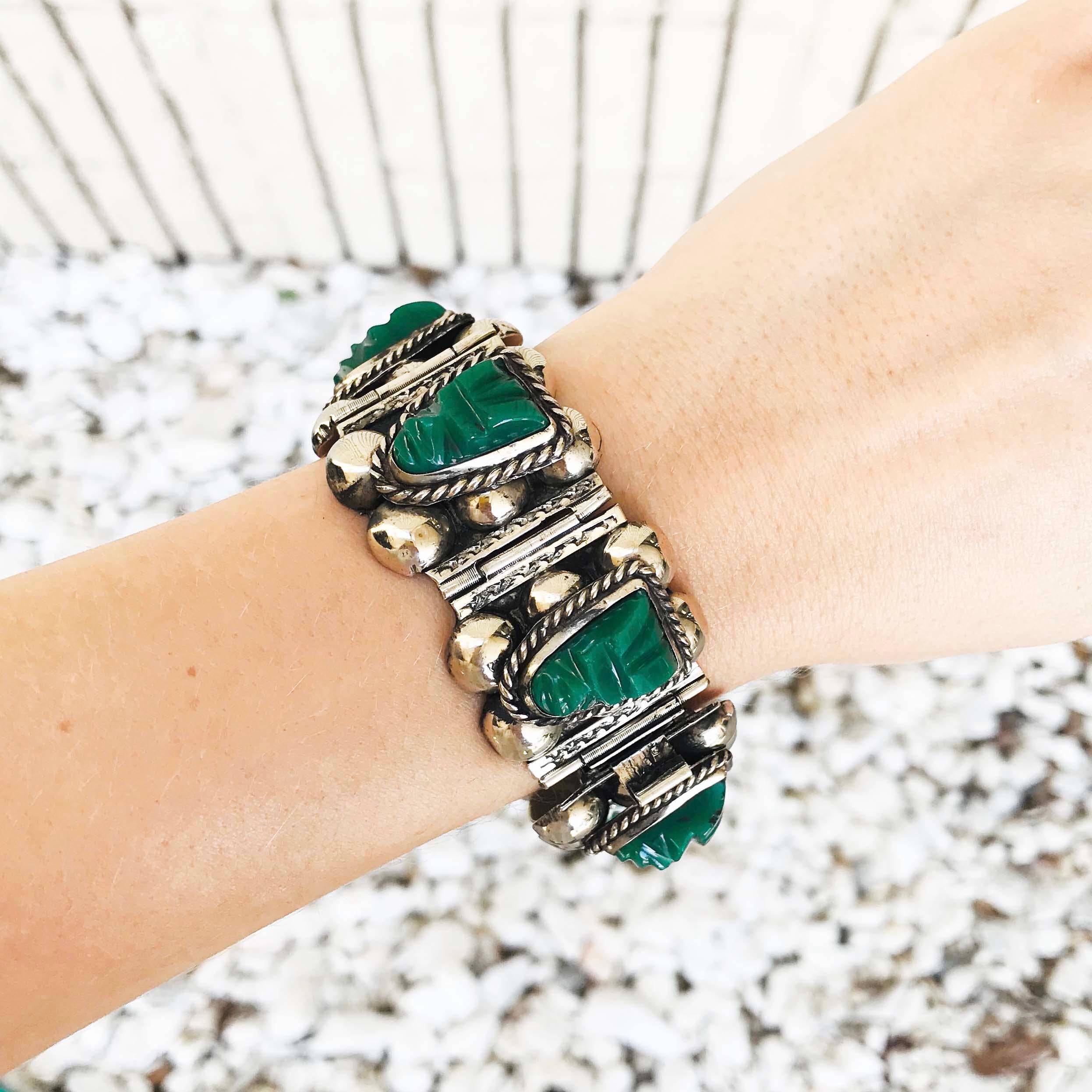 Maßgefertigtes Sterlingsilber-Armband mit grüner Chalcedonmaske, Mexiko-Maske (Kunsthandwerker*in)