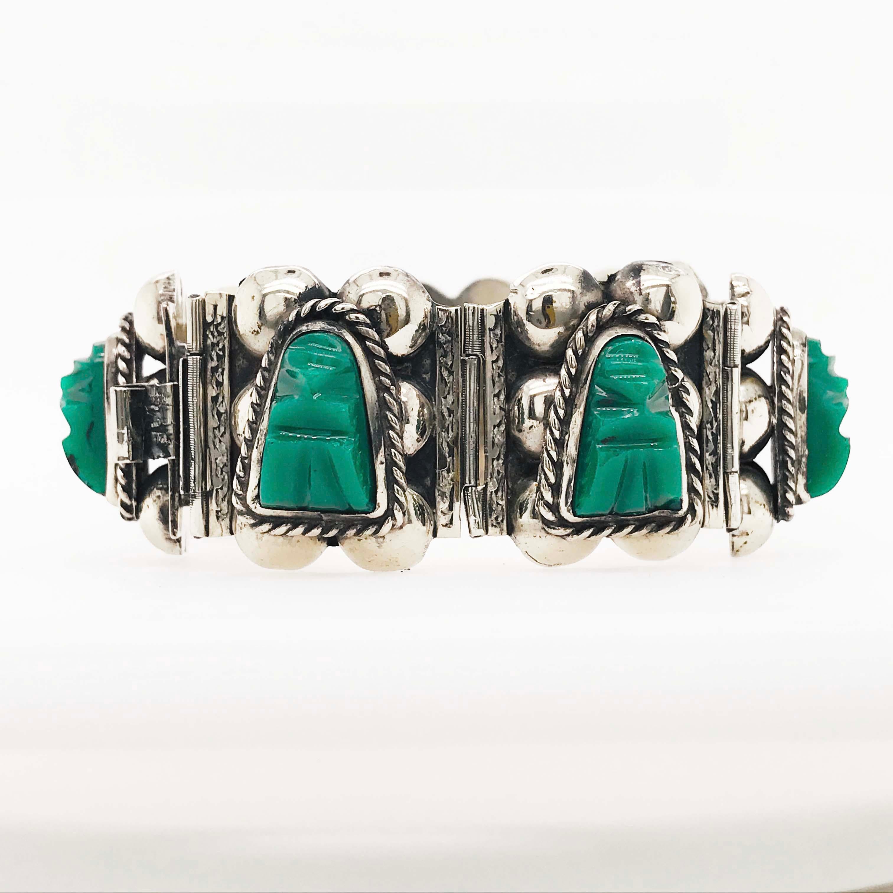 Maßgefertigtes Sterlingsilber-Armband mit grüner Chalcedonmaske, Mexiko-Maske im Zustand „Hervorragend“ in Austin, TX