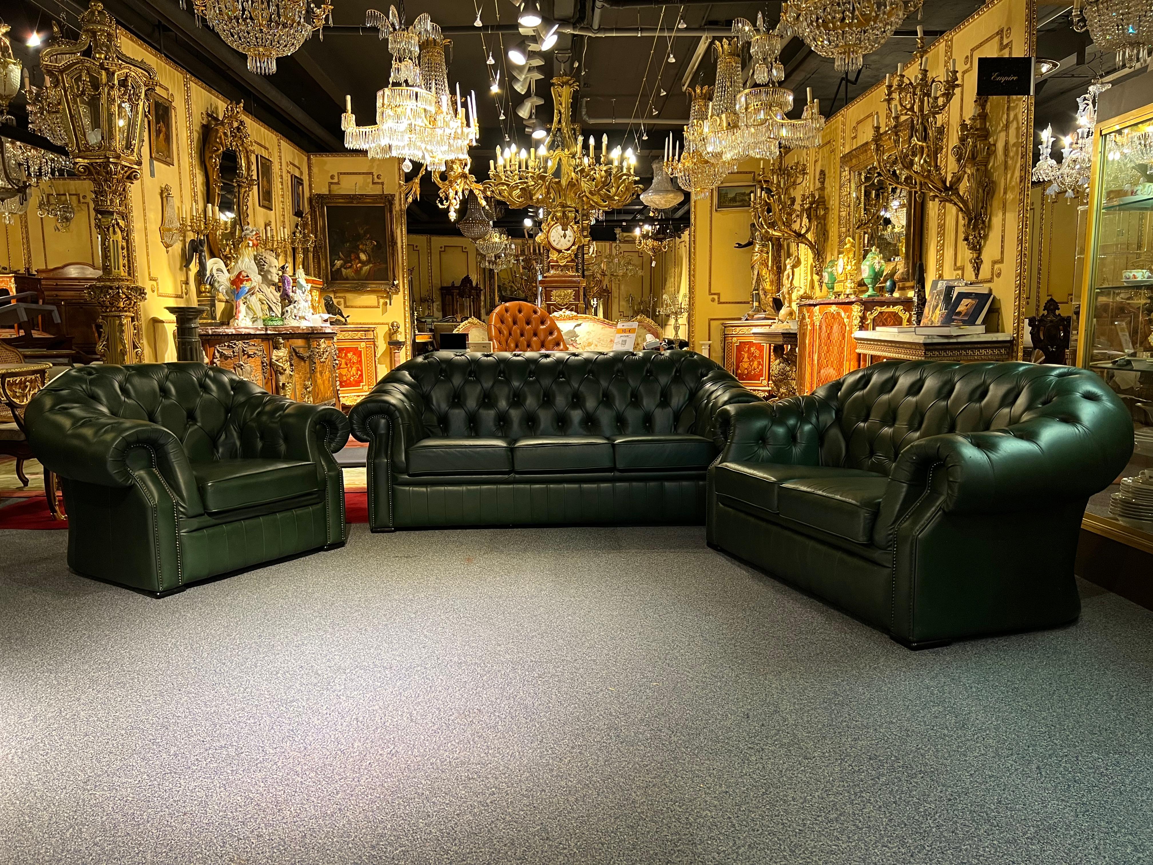 Original Green Chesterfield set Kent model. Over the years the Set has gotten a bit more character. We have treated the exterior with leather grease thoroughly inside. We also checked the wooden frame from the inside out. So, we can say that this