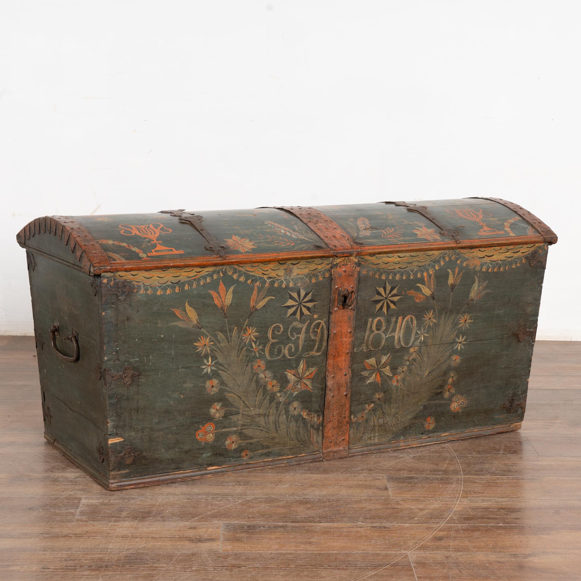 Baule in pino a cupola originale dipinto di verde proveniente dalla Svezia con cinghie e maniglie laterali in ferro battuto.
Il monogramma EFD e la data 