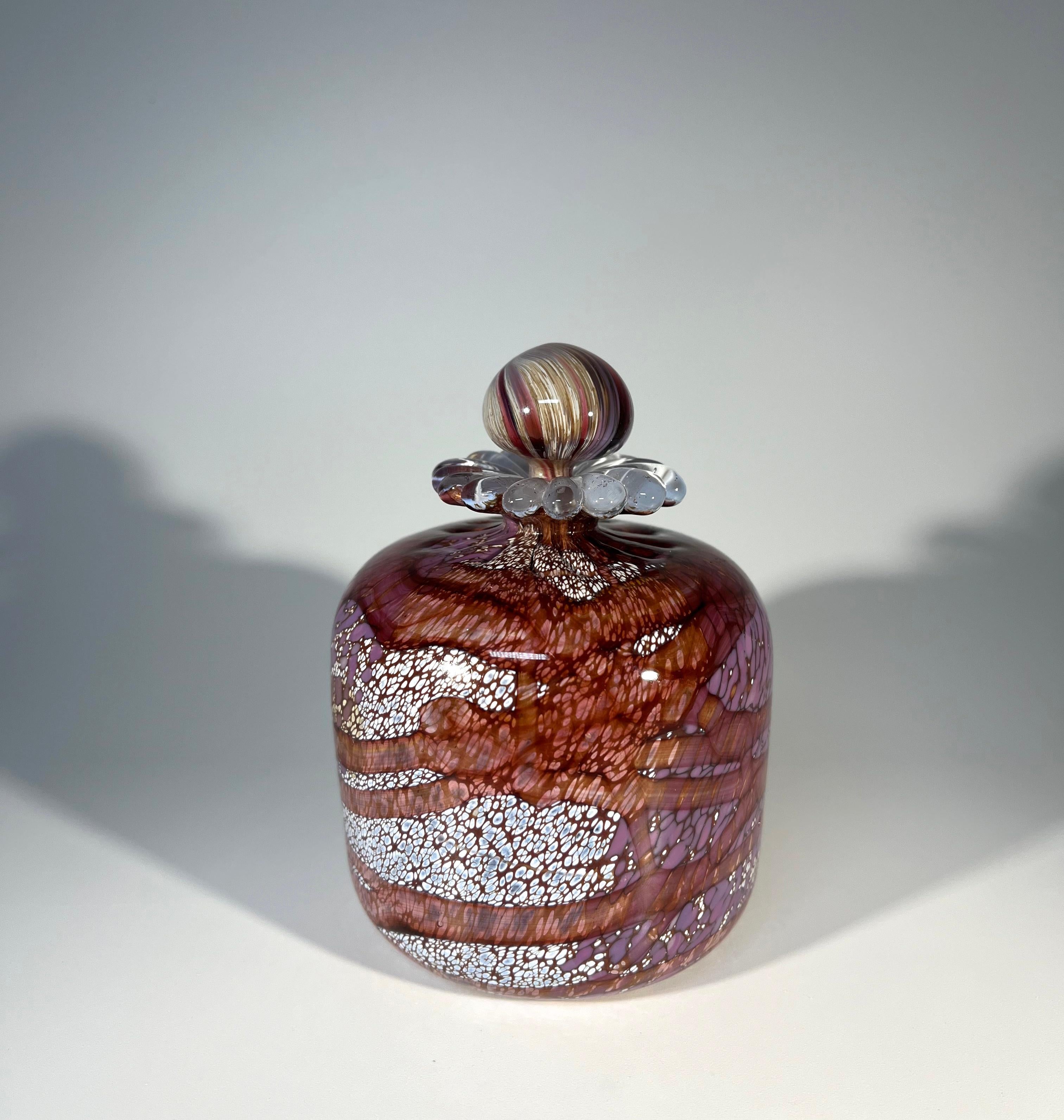 Britannique Bouteille de parfum originale de Guernsey Island Studio, en verre soufflé à la main, années 1980 en vente
