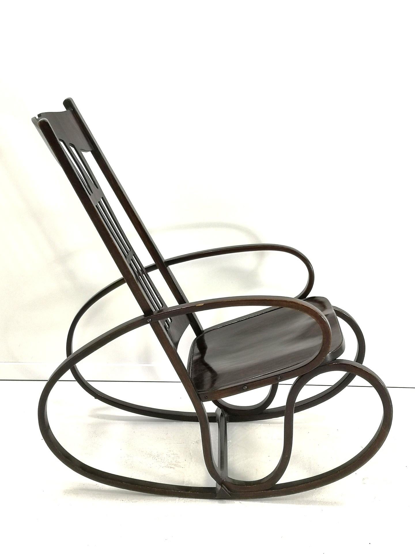 Original Gustav Siegel Bentwood Rocking Chair for Jacob & Josef Kohn, 1910s In Good Condition For Sale In Budapest, HU