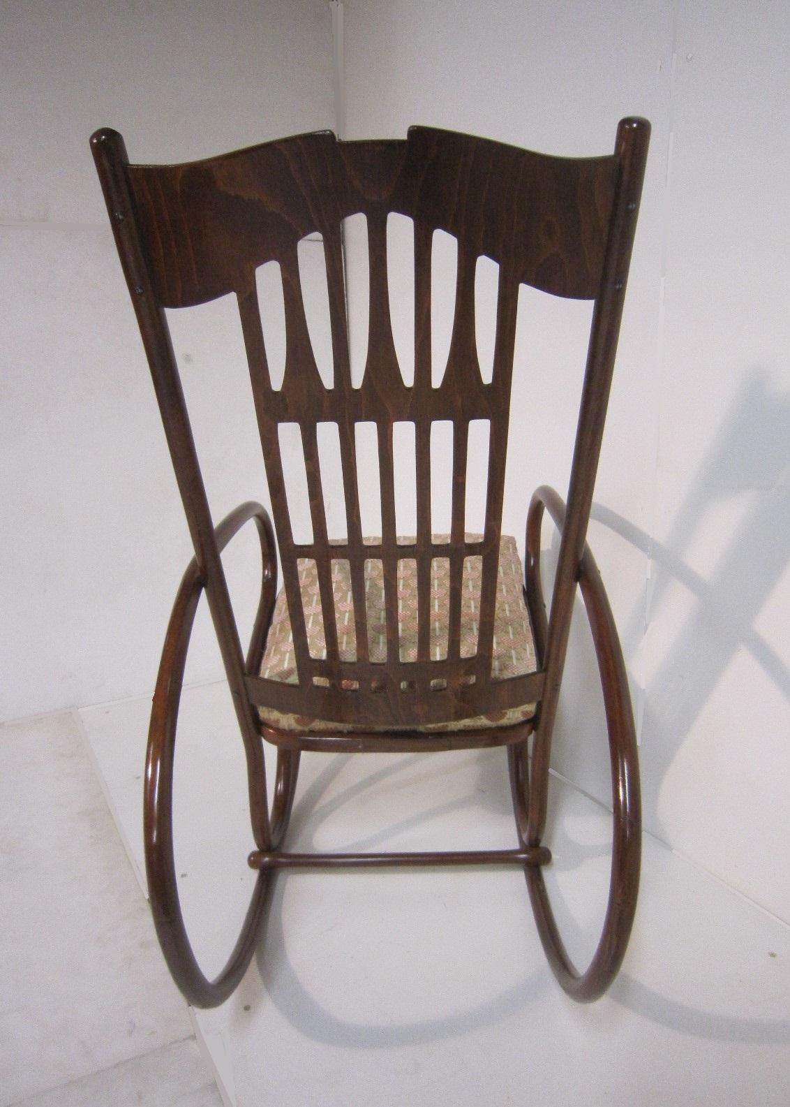 Sedia a dondolo / salotto originale in legno di Gustav Siegel, Jacob and Josef Kohn in vendita 3
