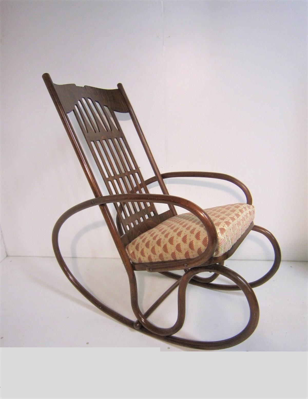 Un favoloso e importante dondolo originale del laboratorio di Vienna, in legno curvo, modello n. 824, Schaukel Fauteuils del designer Gustav Siegel, prodotto da Jacob and Josef Kohn, Austria 1905
Illustrato nel catalogo del legno curvo di Jacob and
