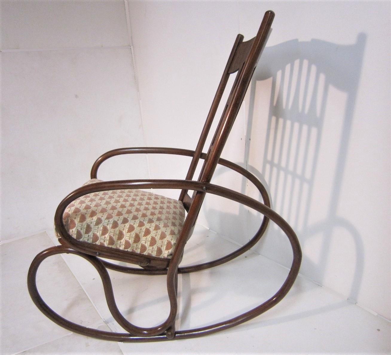 Austriaco Sedia a dondolo / salotto originale in legno di Gustav Siegel, Jacob and Josef Kohn in vendita