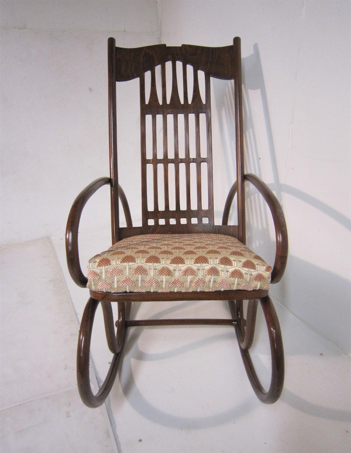 Sedia a dondolo / salotto originale in legno di Gustav Siegel, Jacob and Josef Kohn In condizioni buone in vendita a New York City, NY