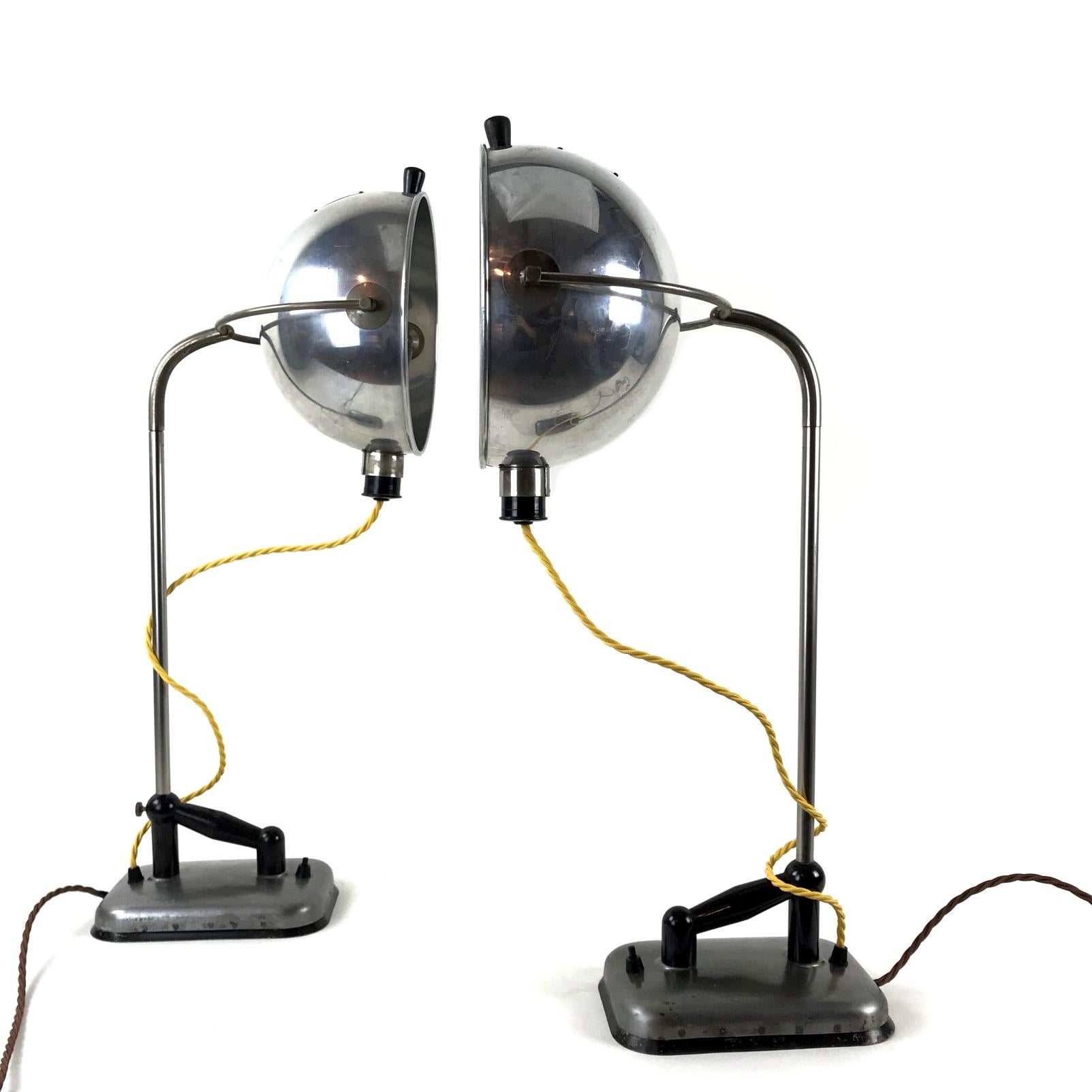 Industrial style Bauhaus table lamp made by Original Hanau in 1930s, Germany. Made of polished aluminium, steel and bakelite. The lamp is in excellent condition. Fully working rewired and tested condition. One Edison E27 socket. The lamp works on